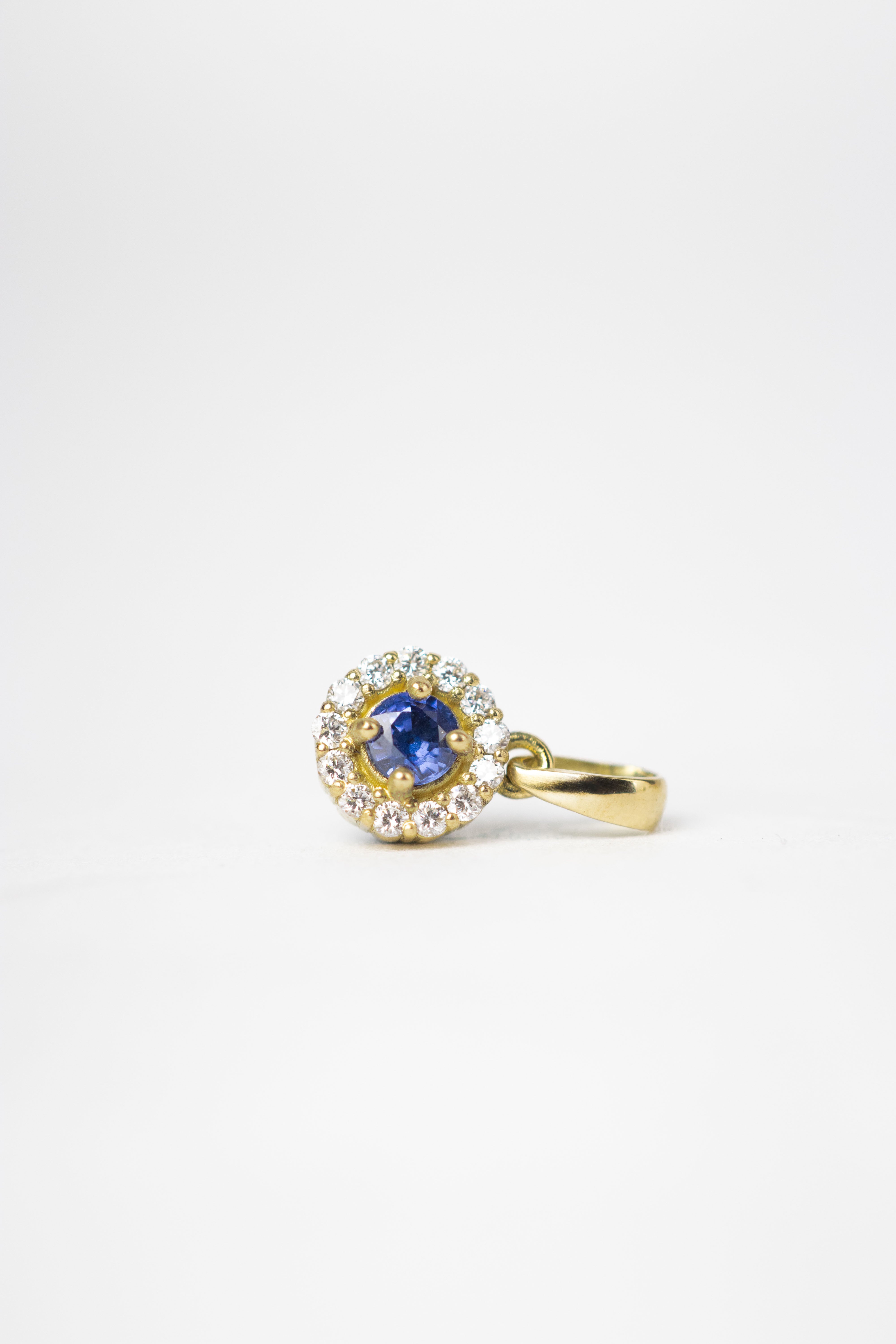 Dije zafiro azul & diamantes / 1 Zafiro Azul / 13 diamantes / Oro 18 K