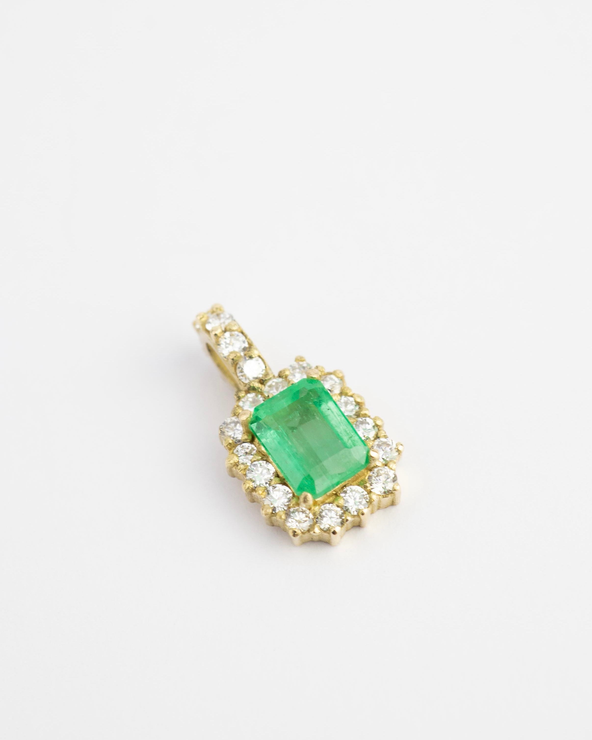 Dije de Esmeralda & diamantes / 1 Esmeralda / 21 diamantes / Oro 18 K