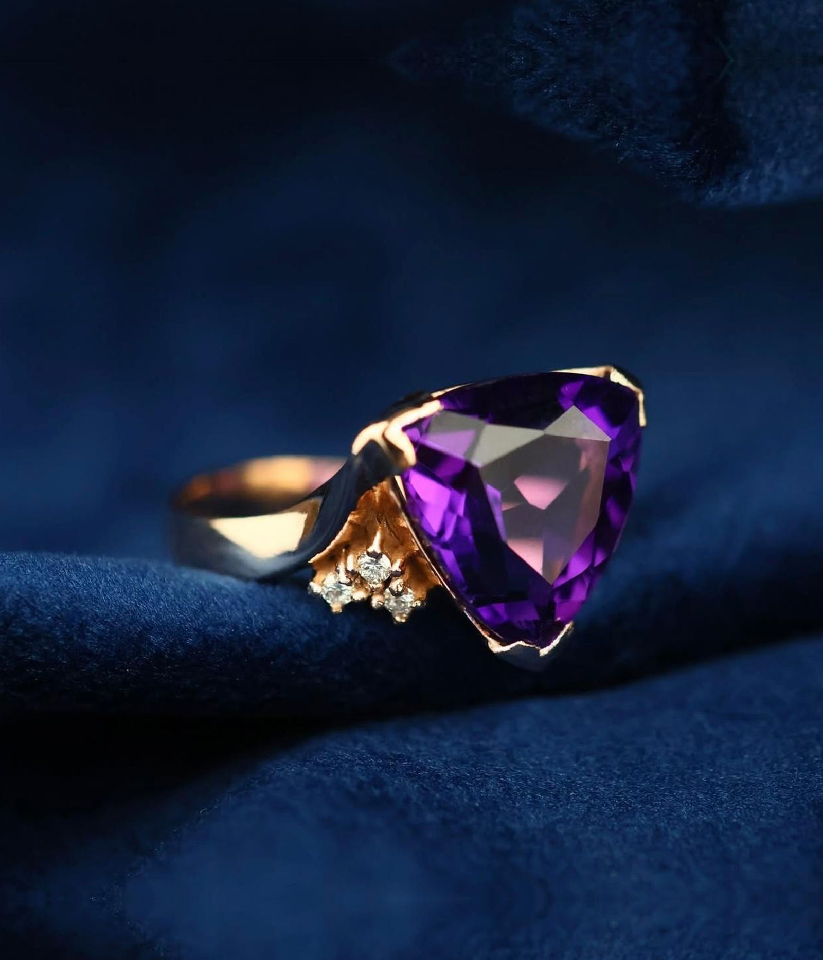 Anillo de amatista y diamantes / TALLA 5 - 6 / 1 Amatista / 6 diamantes / Oro 18 K