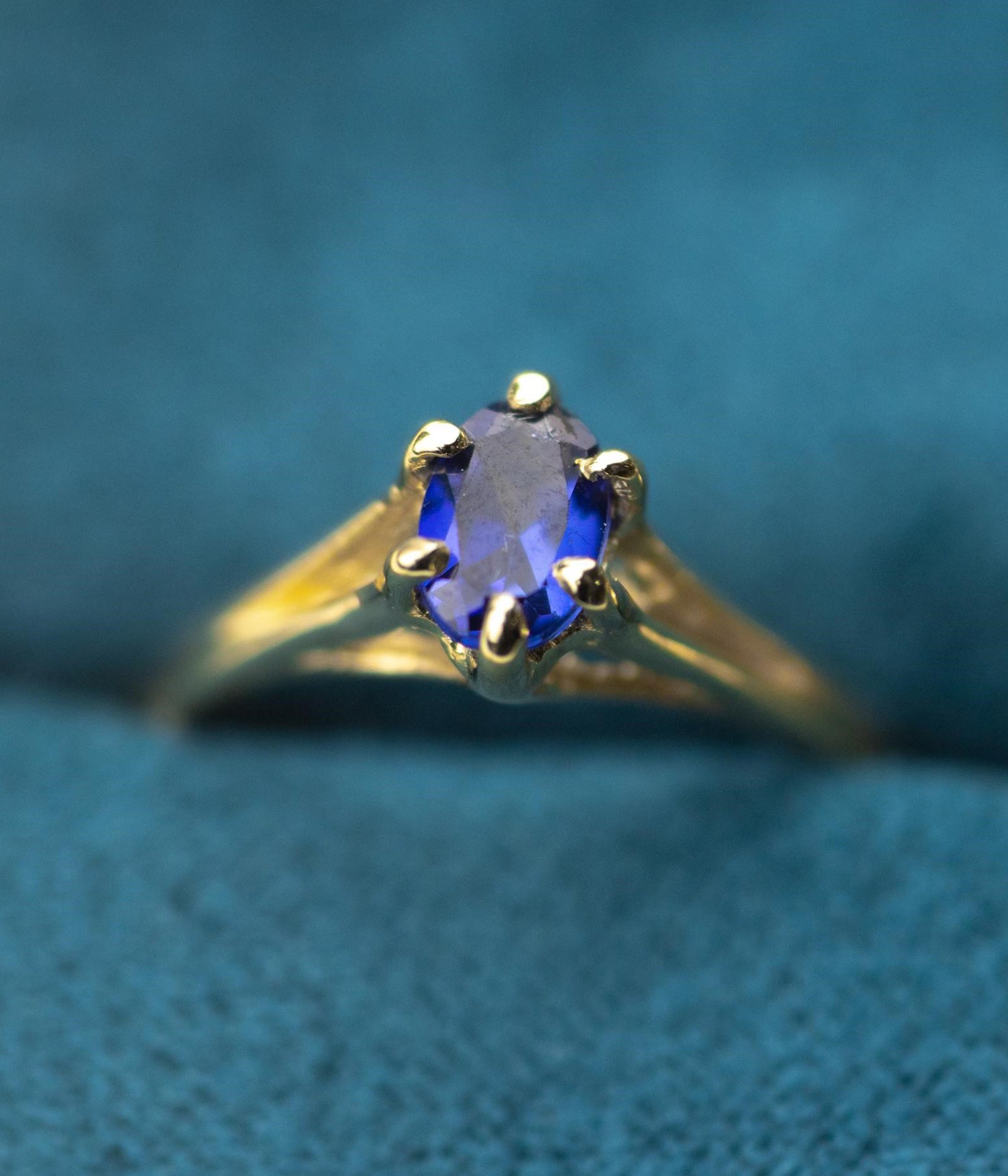 Anillo con espinel azul / TALLA 5 - 6 / 1 Espinel / Oro 18 K