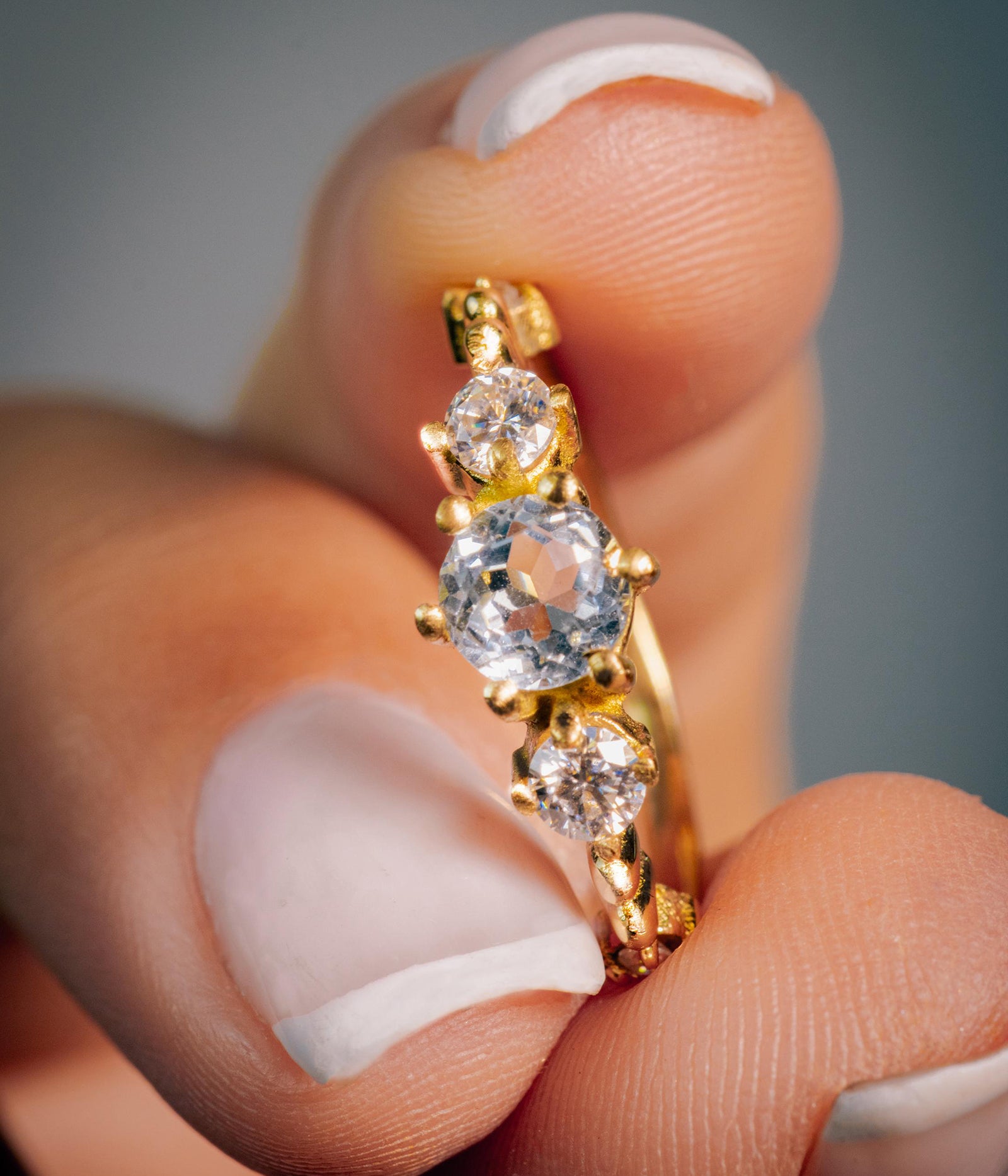 Anillo de aguamarina y moissanitas / TALLA 5 - 6 / 1 Aguamarina / 4 moissanitas / Oro 18 K