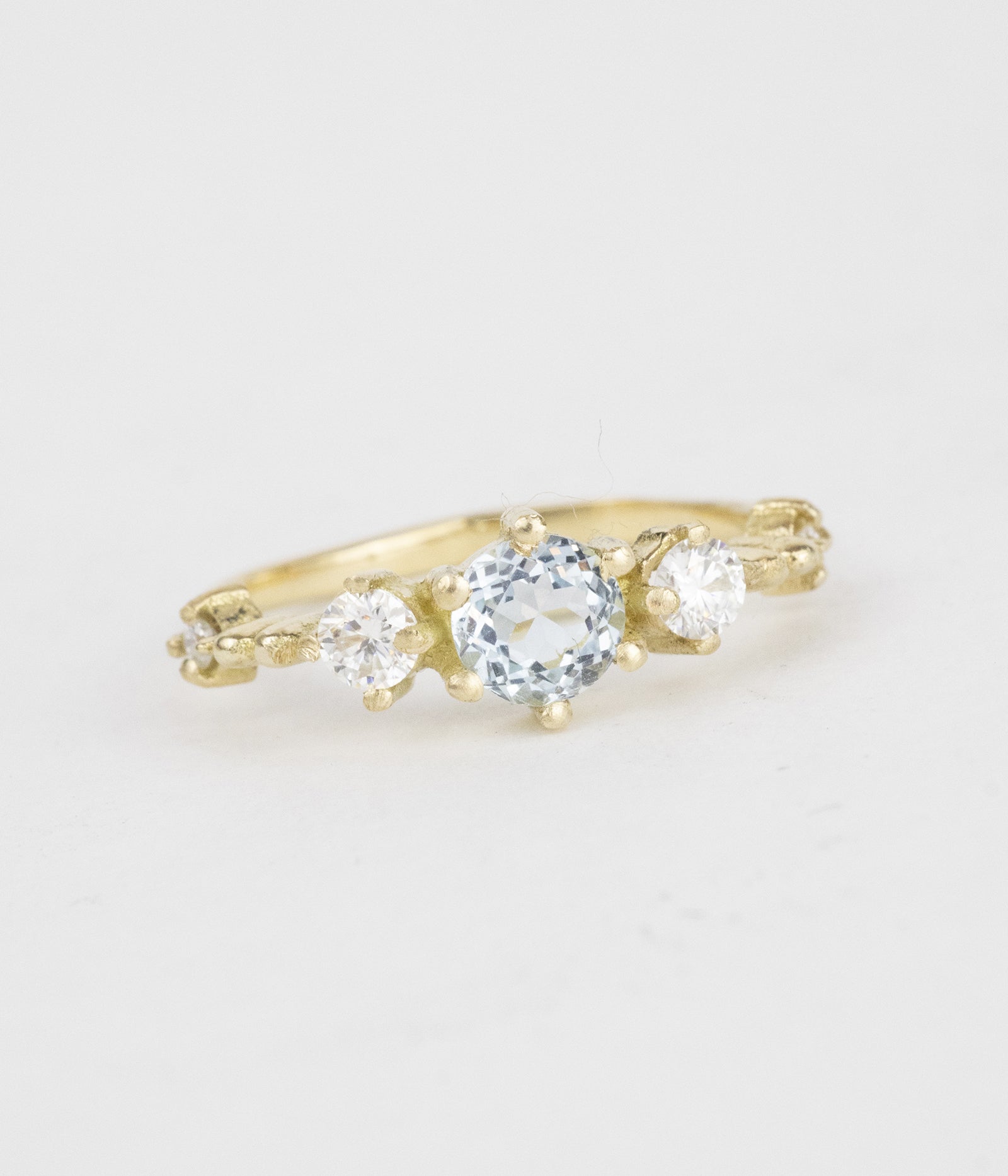 Anillo de aguamarina y moissanitas / TALLA 5 - 6 / 1 Aguamarina / 4 moissanitas / Oro 18 K