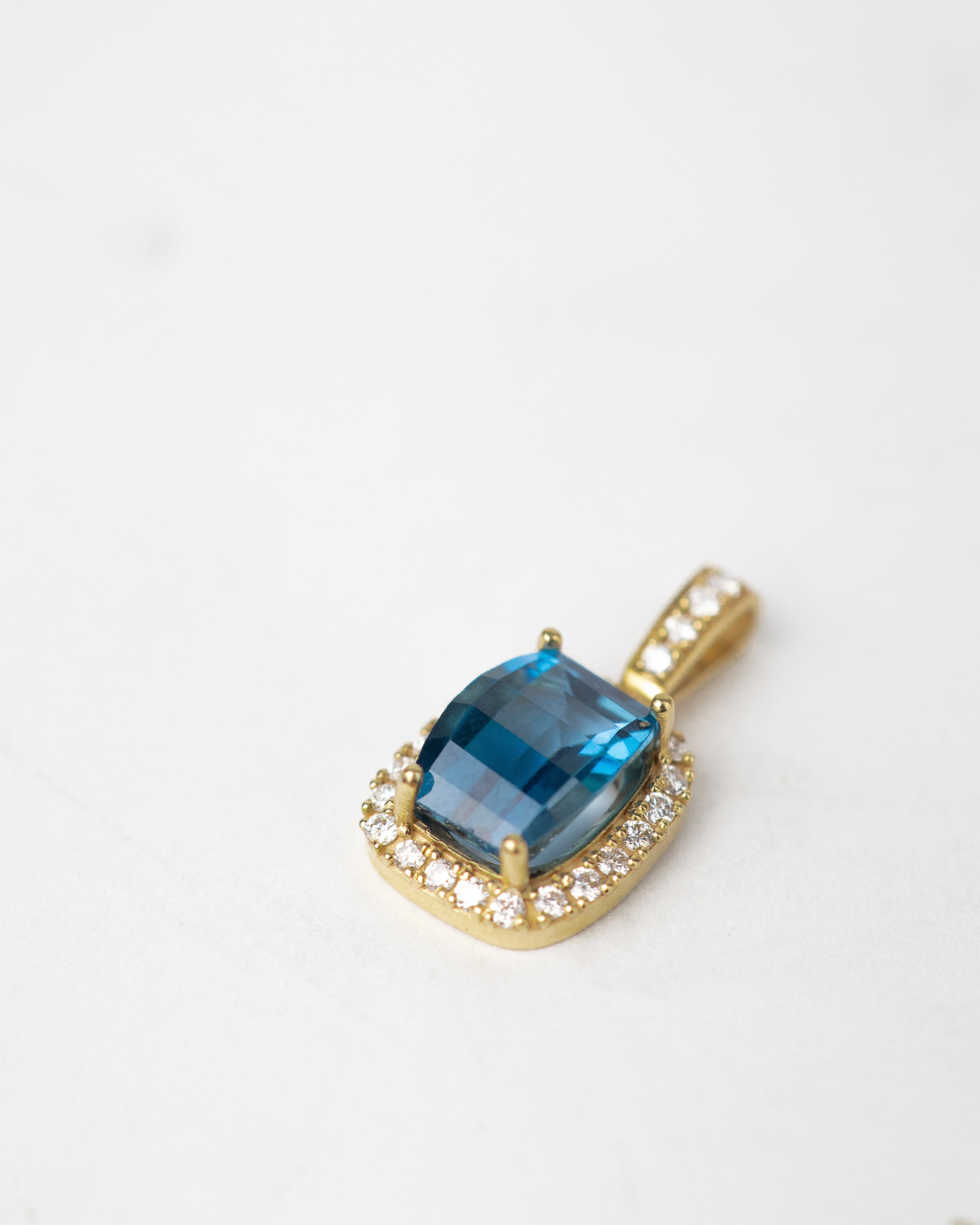 Dije topacio london blue / 1 Topacio / 22 Diamantes / Oro 18 K