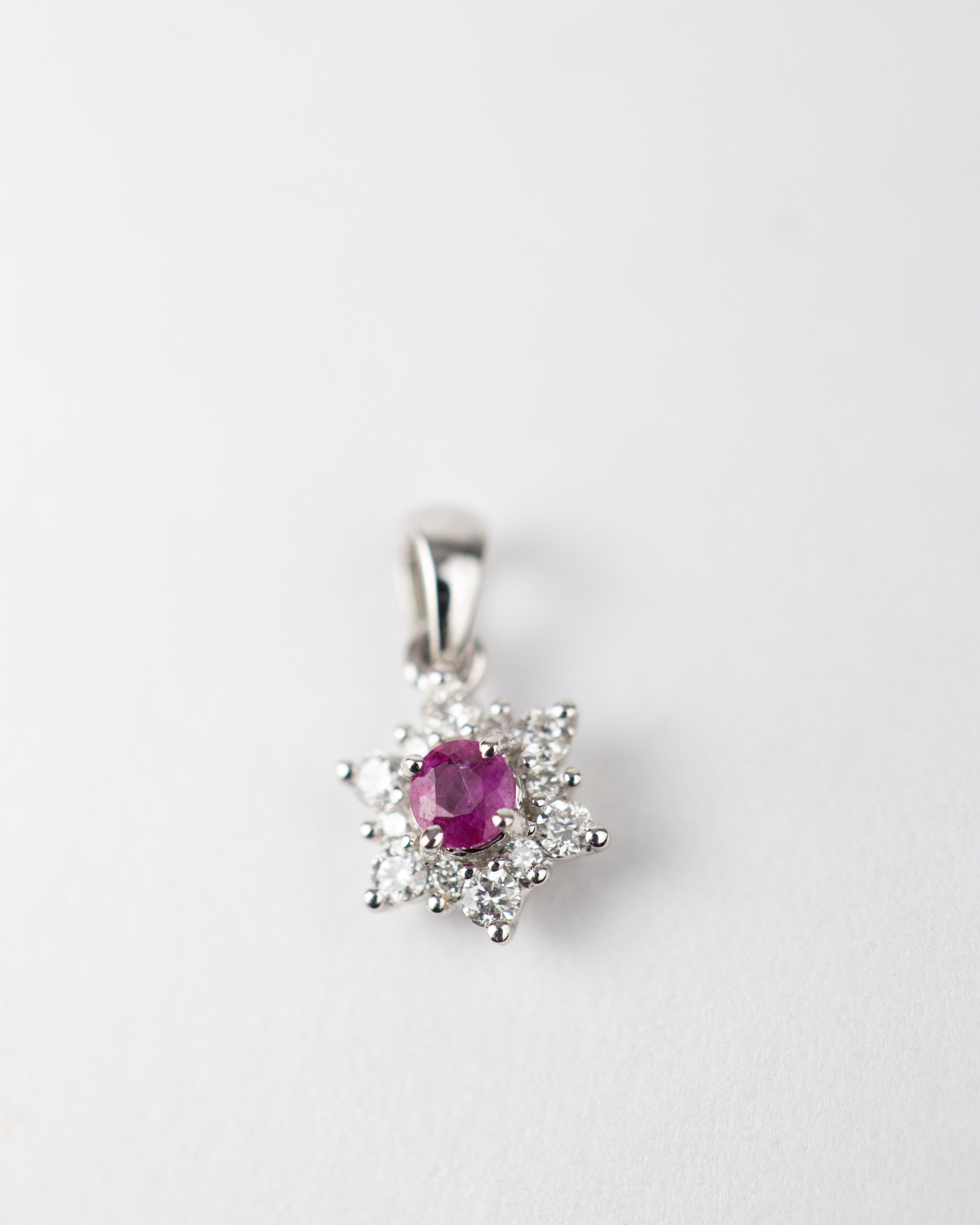 Dije estrella de Rubí & Diamantes / 1 Rubí / 12 Diamantes / Oro Blanco 18 K