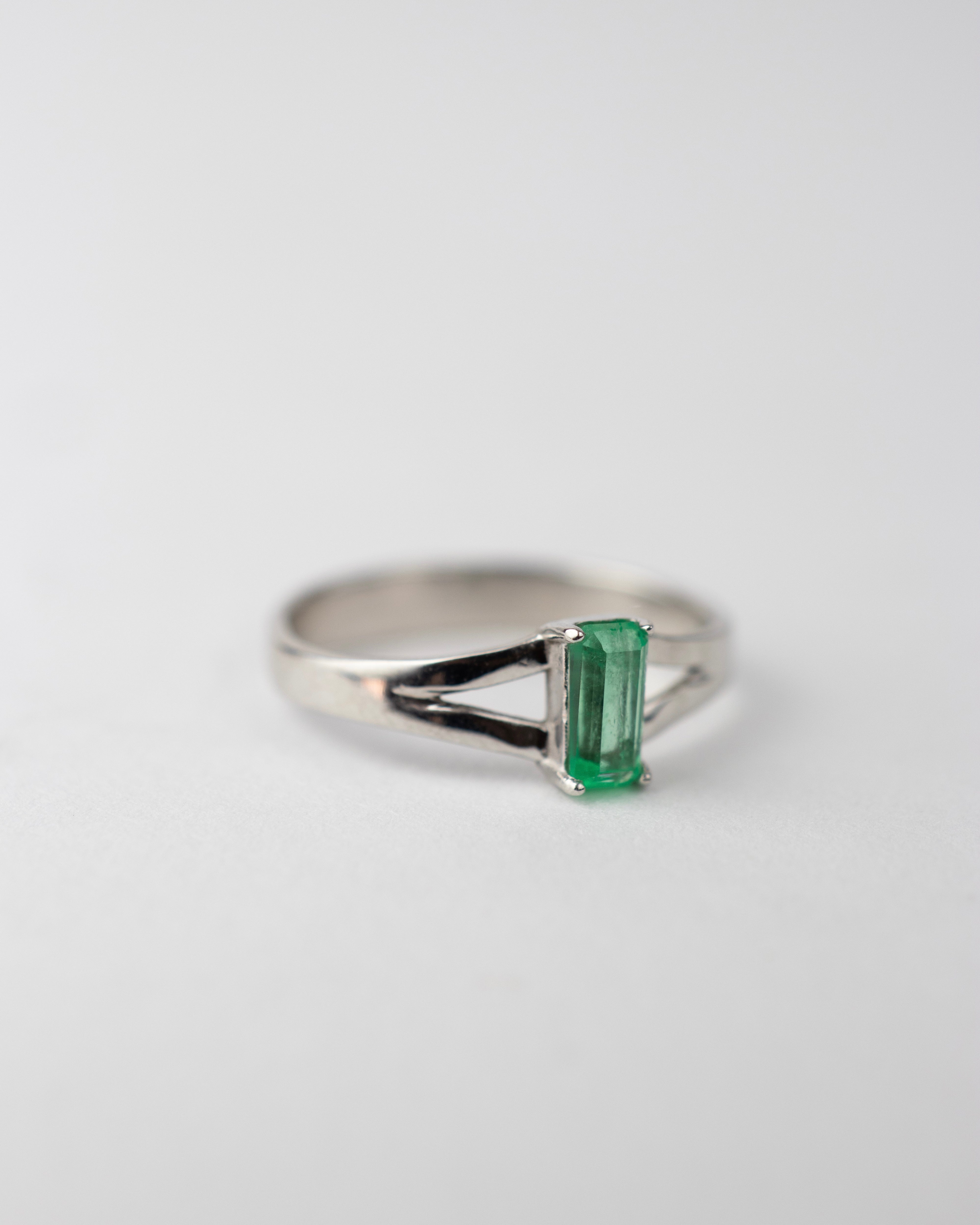 Anillos de esmeralda / Talla 6 / 1 Esmeralda / Oro Blanco 18 K
