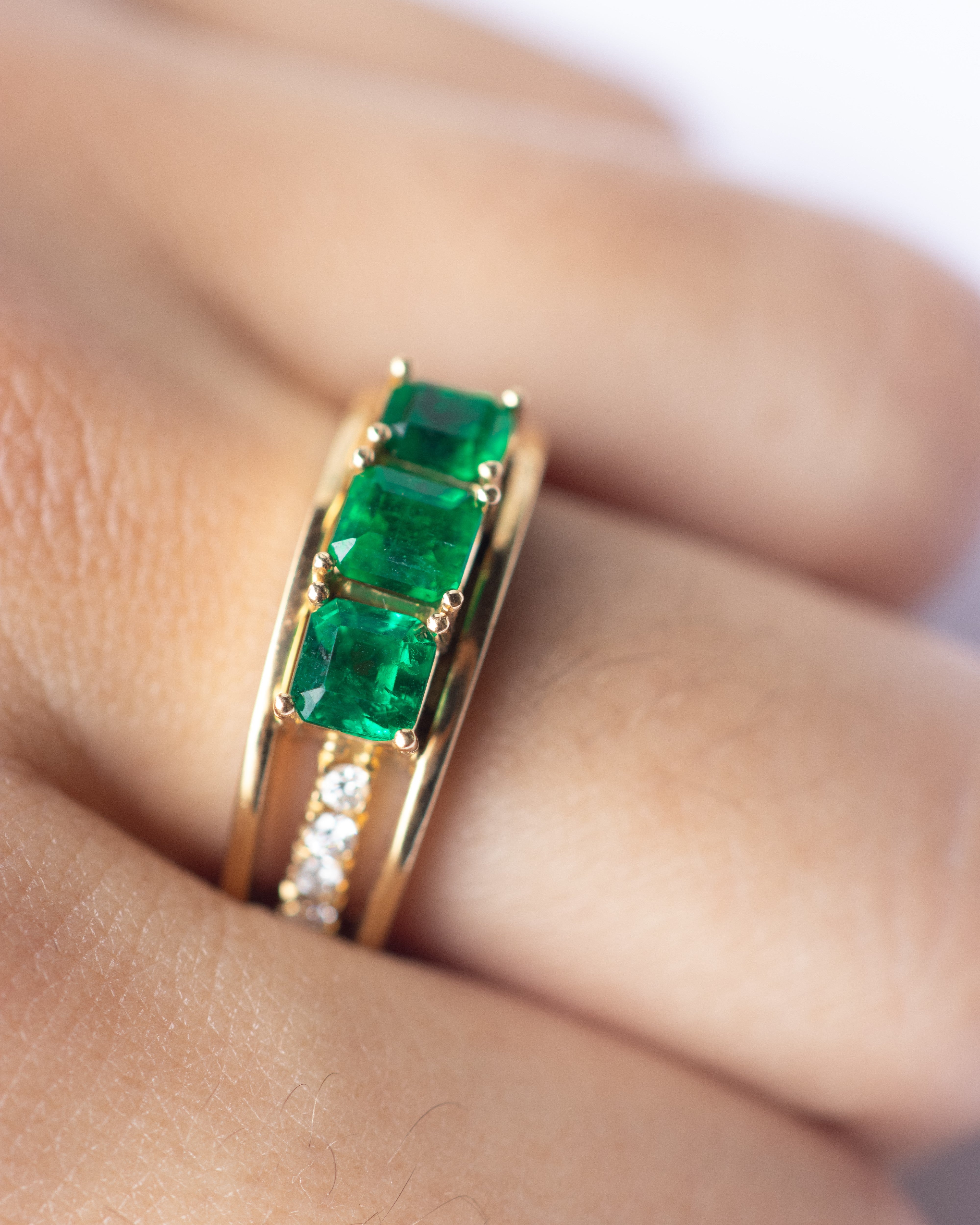 Anillo esencia de esmeralda / TALLA 7 / 3 Esmeraldas / 26 Diamantes / Oro 18 K