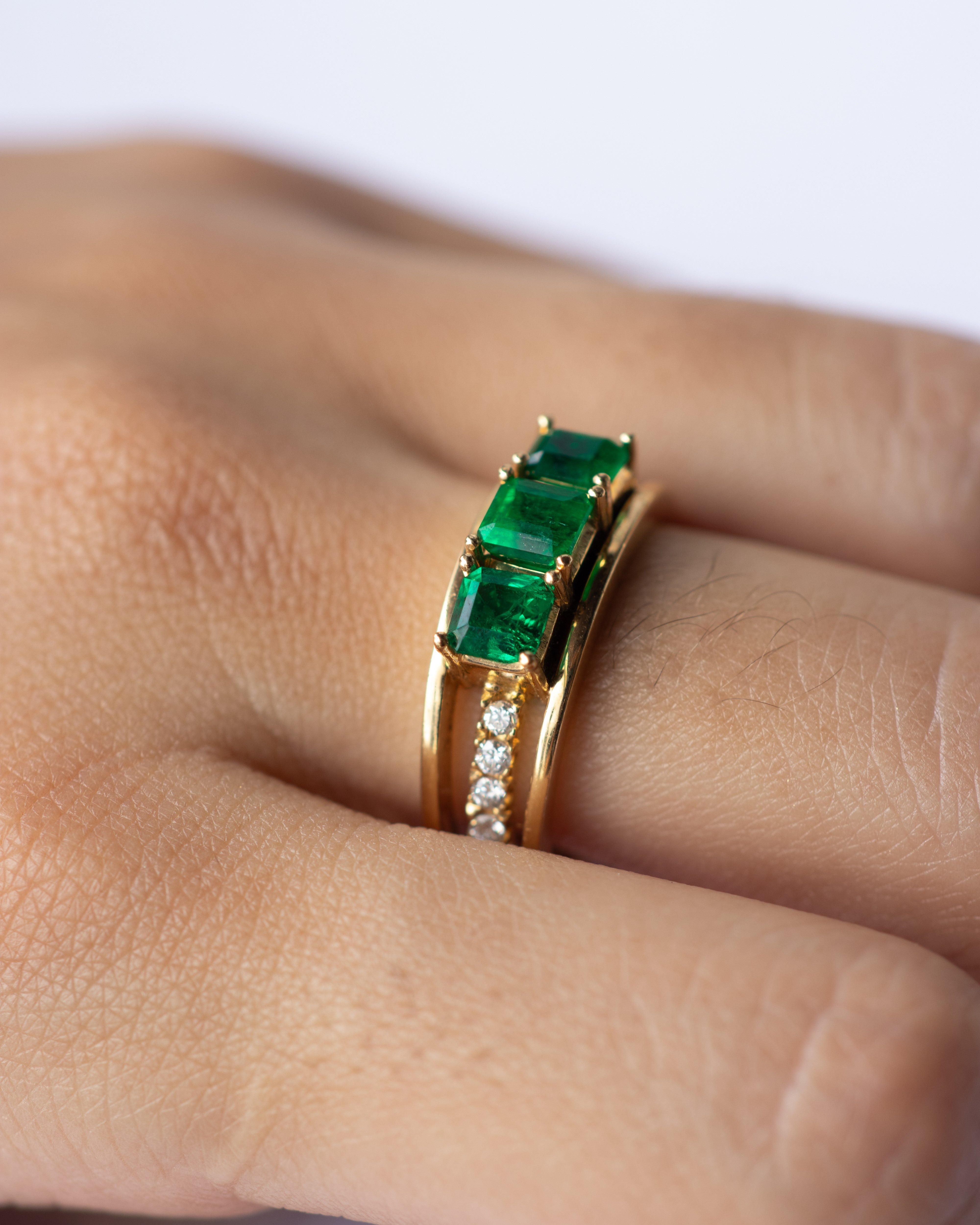 Anillo esencia de esmeralda / TALLA 7 / 3 Esmeraldas / 26 Diamantes / Oro 18 K