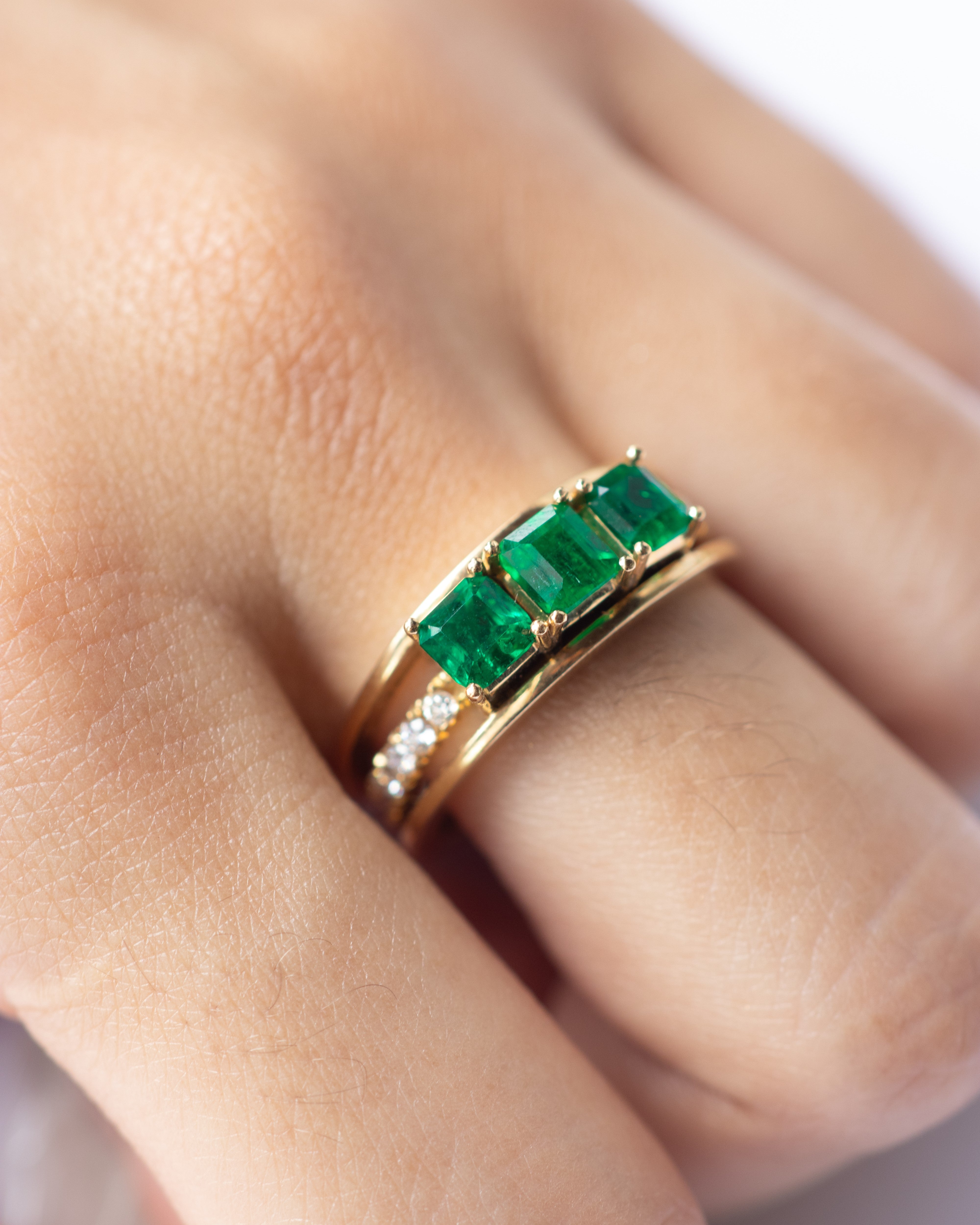 Anillo esencia de esmeralda / TALLA 7 / 3 Esmeraldas / 26 Diamantes / Oro 18 K