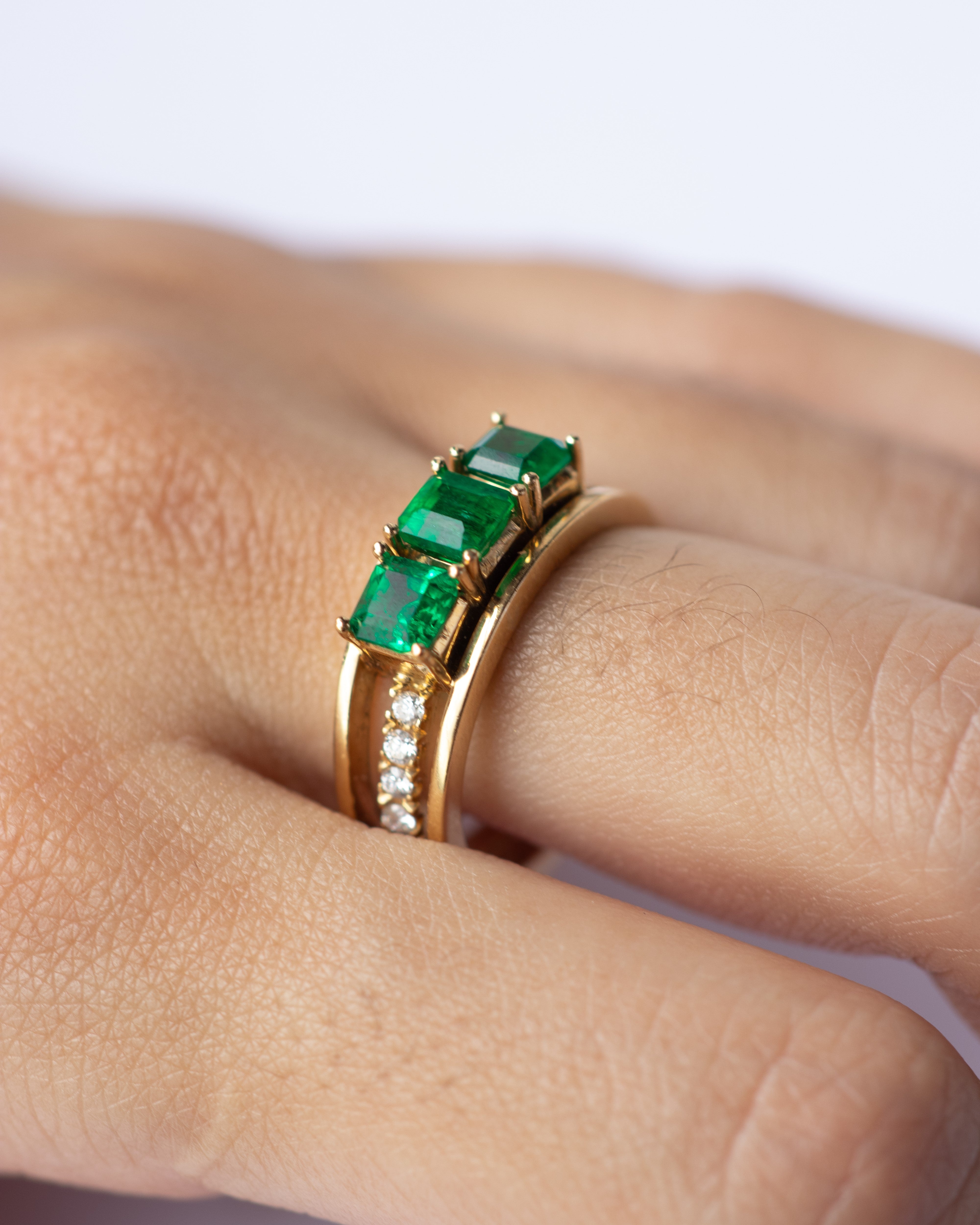 Anillo esencia de esmeralda / TALLA 7 / 3 Esmeraldas / 26 Diamantes / Oro 18 K