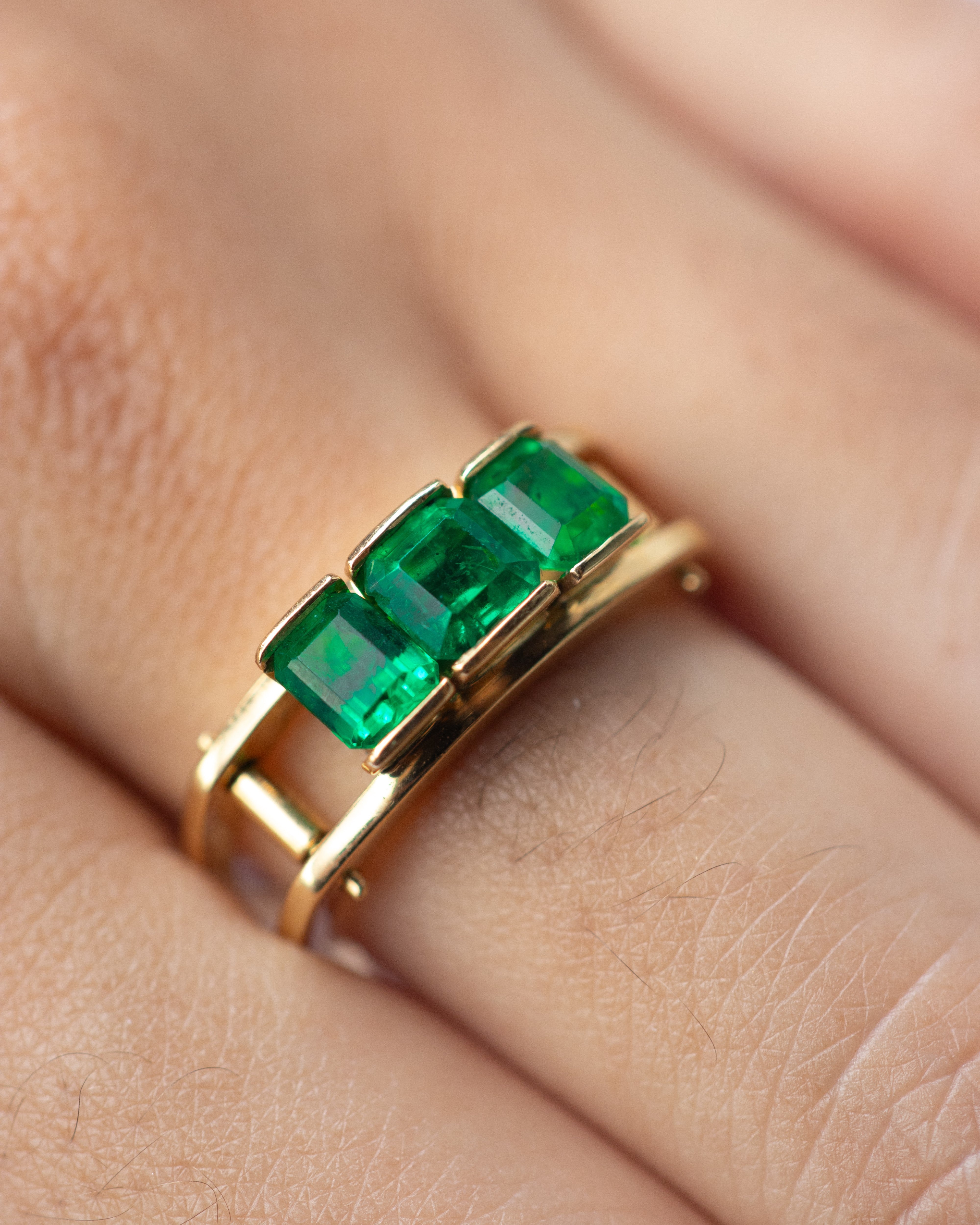 Anillo trio de esmeralda / TALLA 7 / 3 Esmeraldas / Oro 18 K