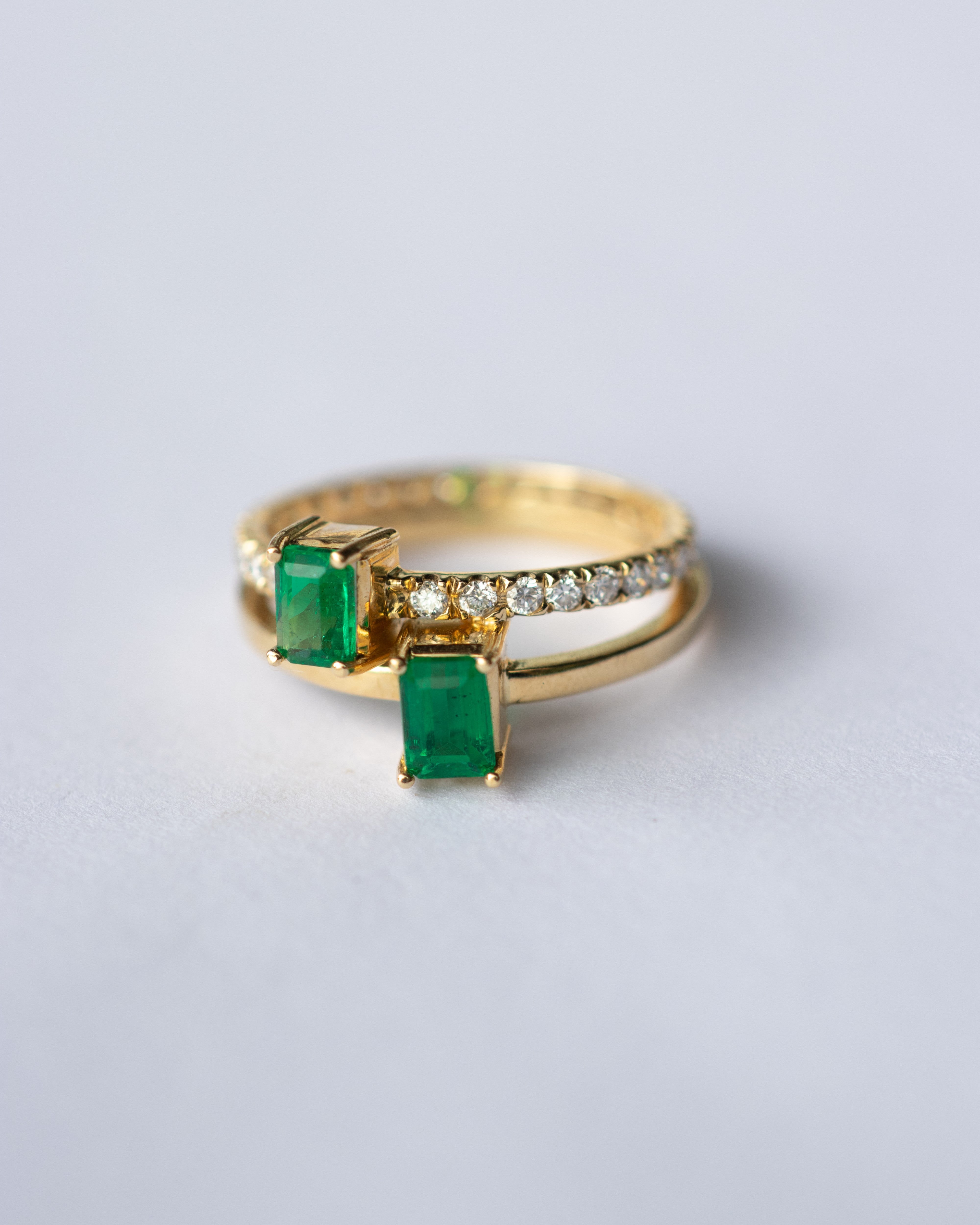 Anillo duo de esmeralda / TALLA 7 / 2 Esmeraldas / 30 Diamantes / Oro 18 K