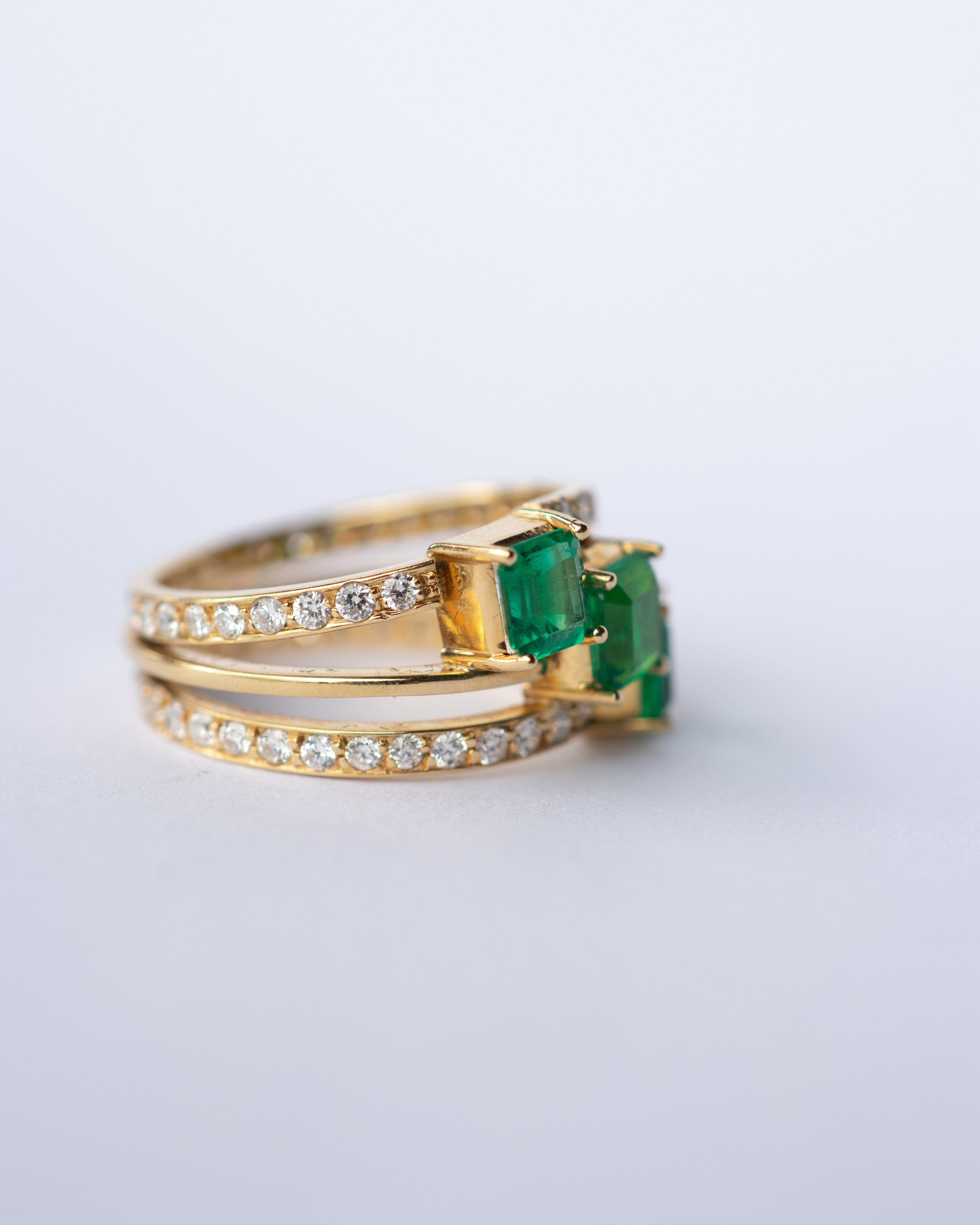 Anillo trilogía de esmeralda / TALLA 7 / 3 Esmeralda / 58 Diamantes / Oro 18 K