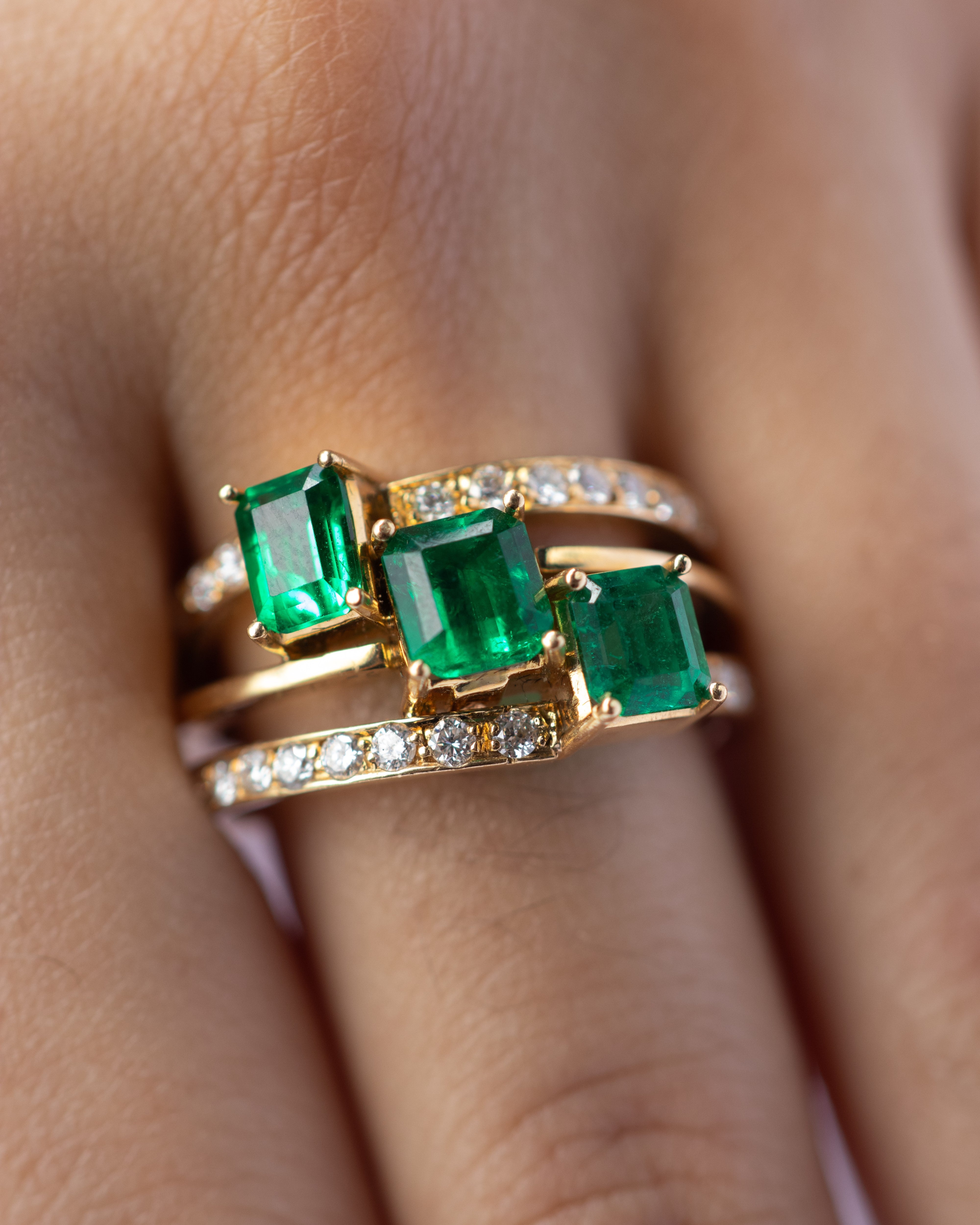 Anillo trilogía de esmeralda / TALLA 7 / 3 Esmeralda / 58 Diamantes / Oro 18 K