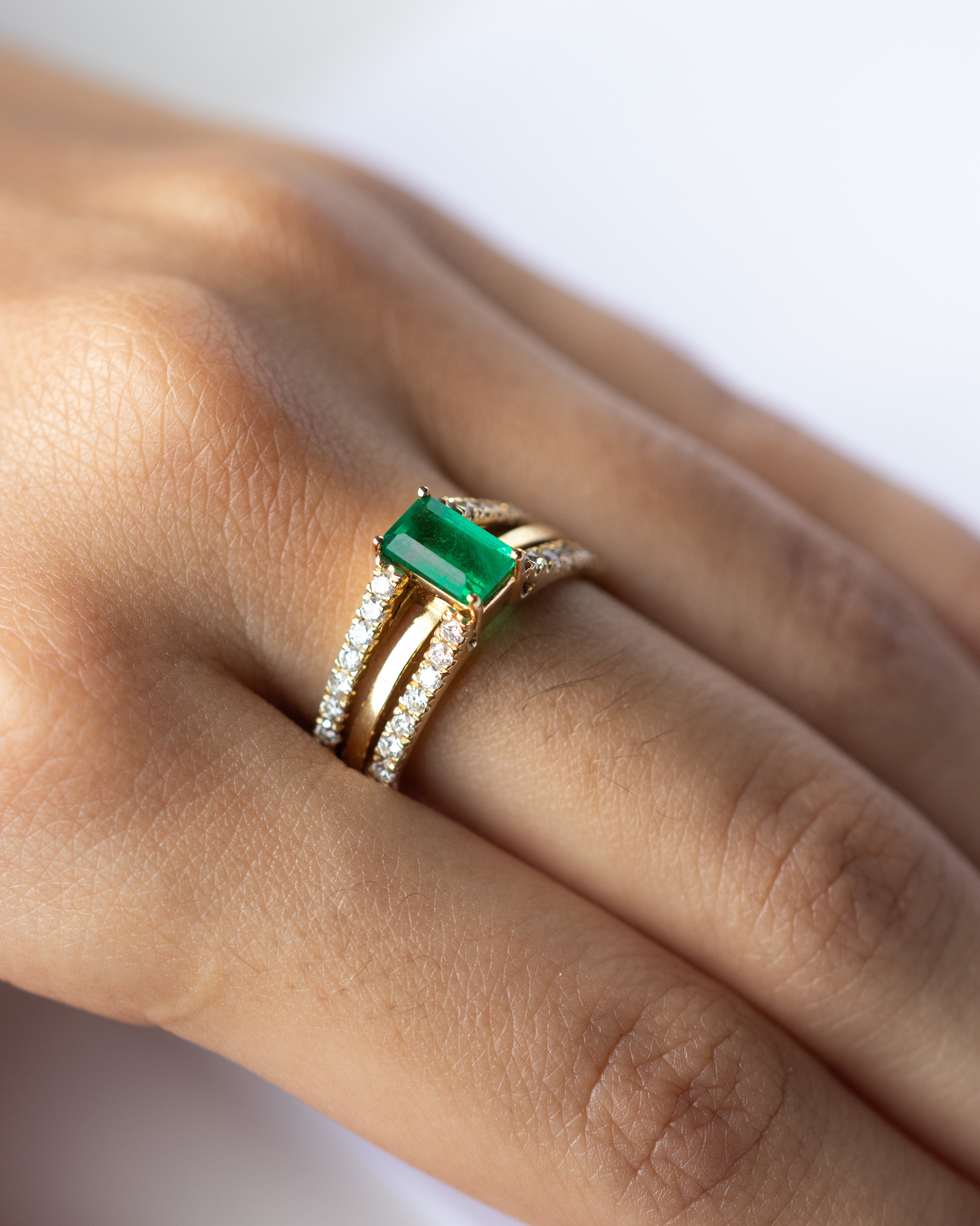 Anillo luz de esmeralda / TALLA 7 / 1 Esmeraldas / 28 Diamantes / Oro 18 K