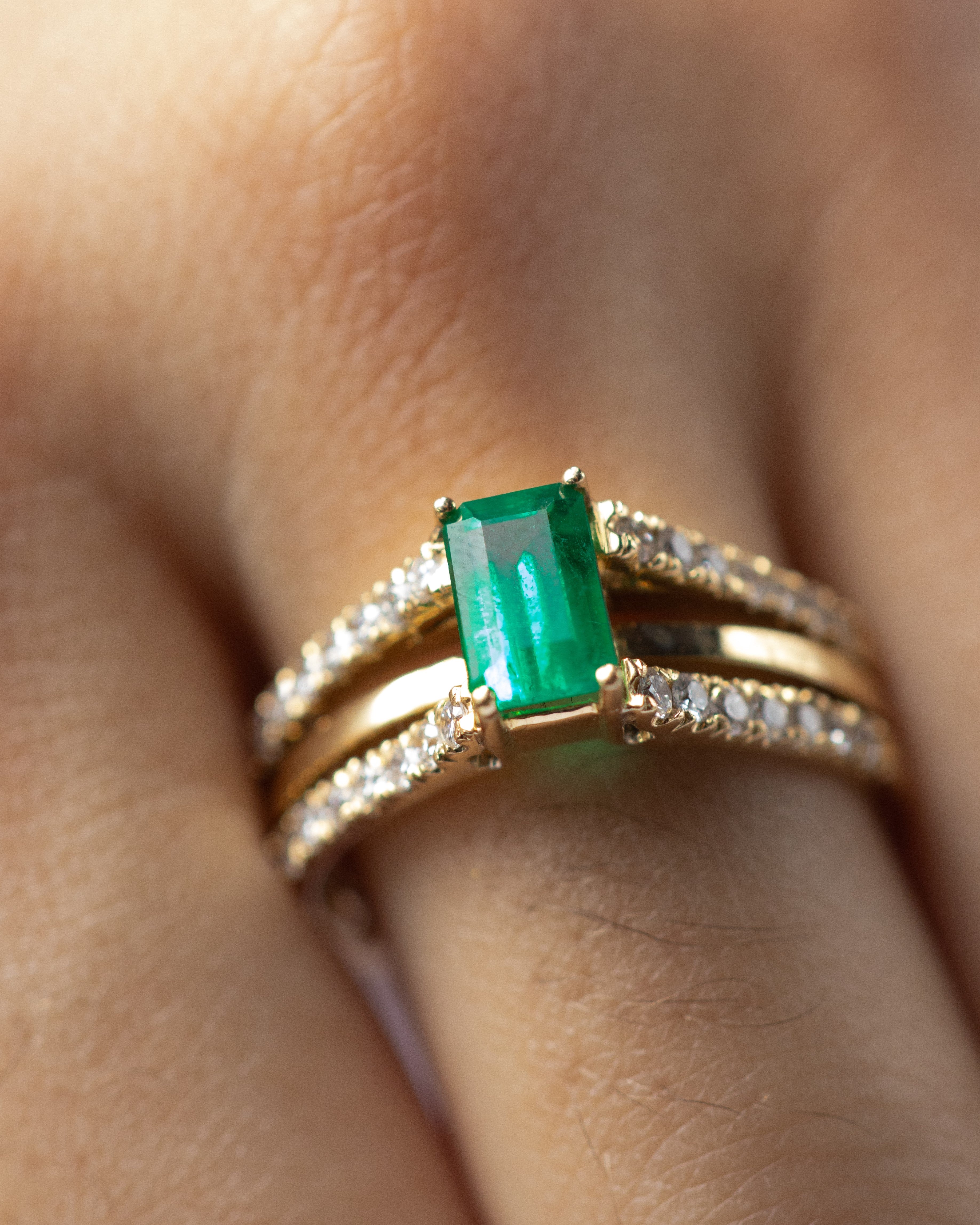 Anillo luz de esmeralda / TALLA 7 / 1 Esmeraldas / 28 Diamantes / Oro 18 K