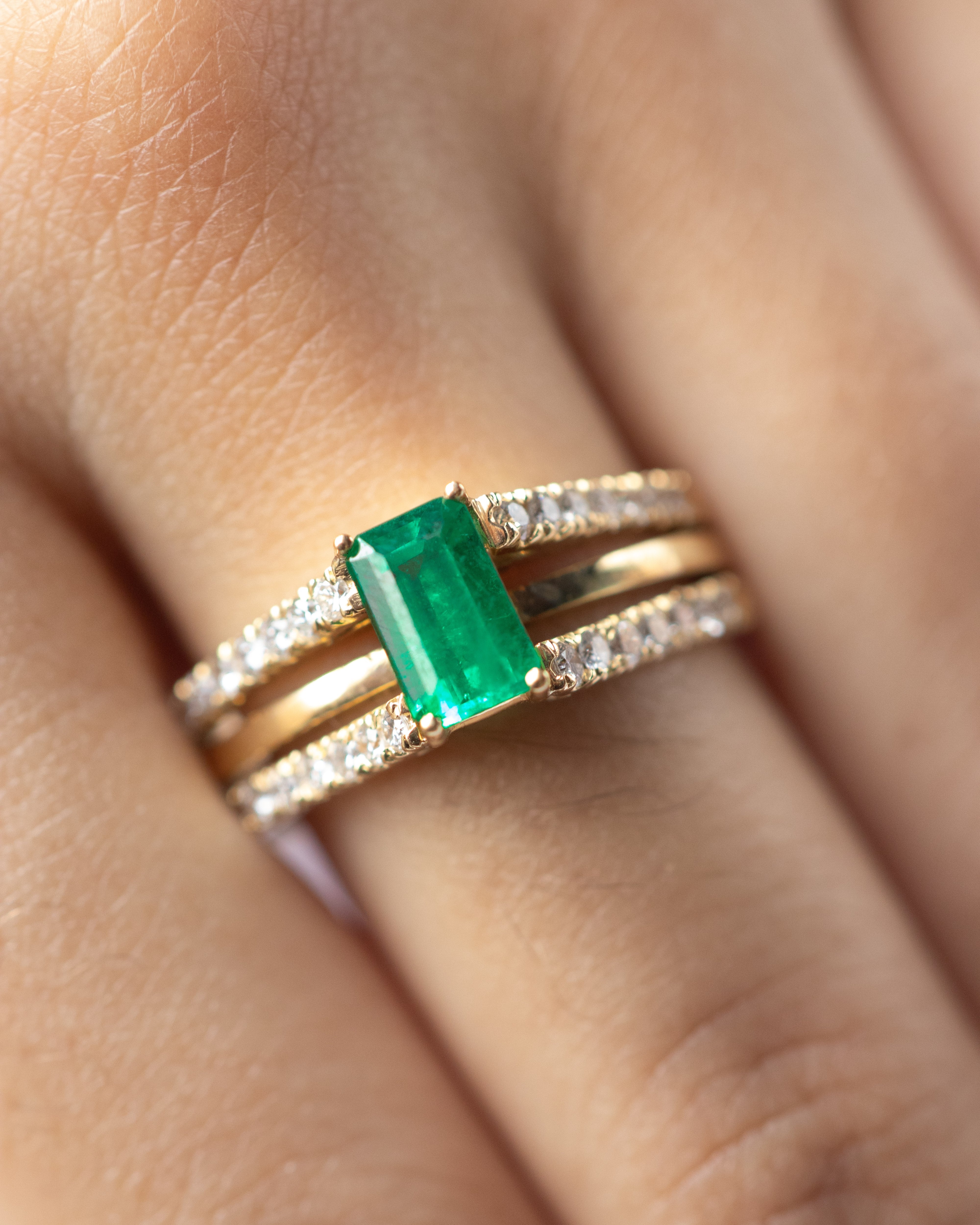 Anillo luz de esmeralda / TALLA 7 / 1 Esmeraldas / 28 Diamantes / Oro 18 K