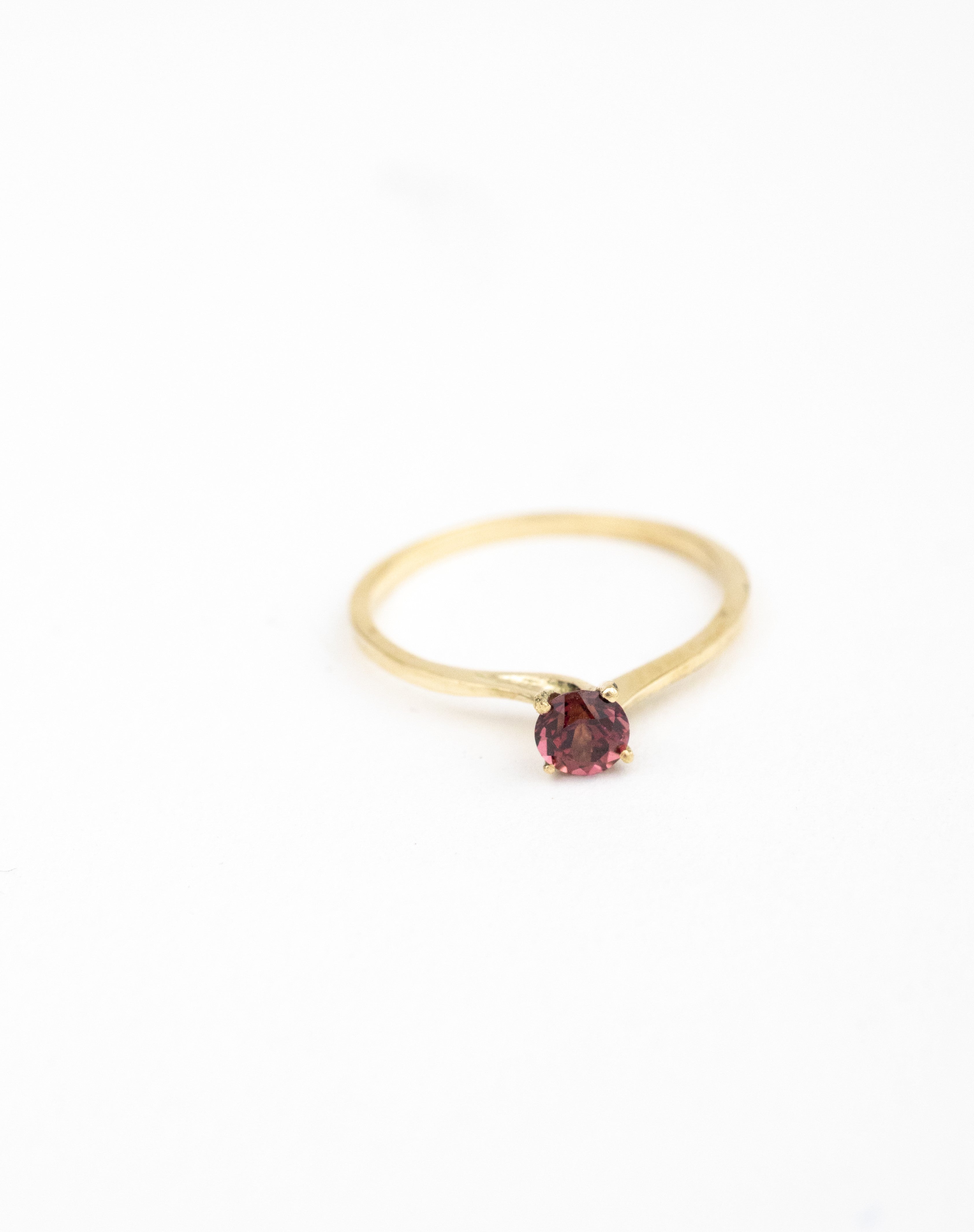Anillo solitario de garnet / TALLA 6 - 7 / 1 Garnet / Oro 18 K