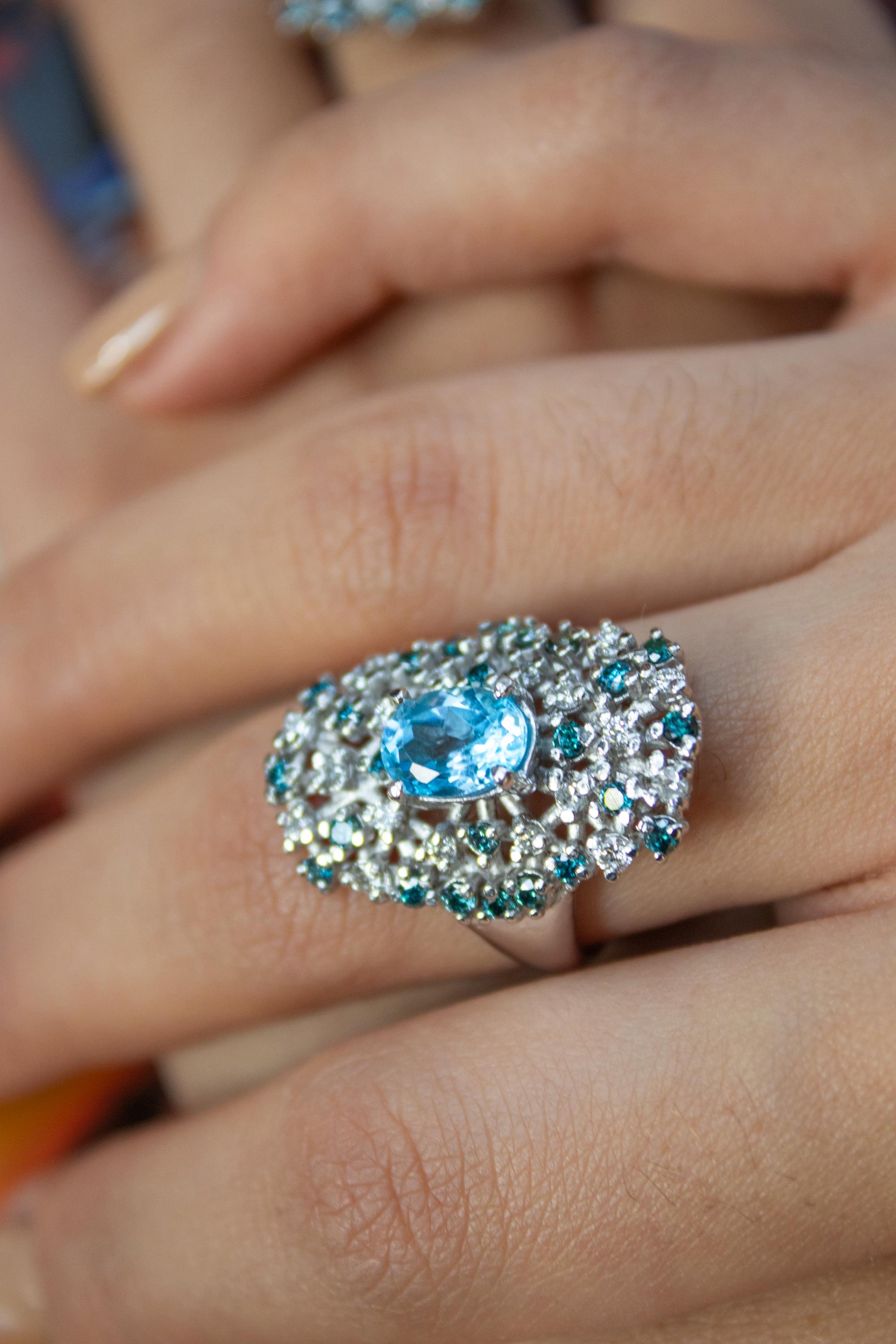 Anillo de topacio con diamantes blancos y azules / TALLA 6 / 24 Diamantes azules & 18 blancos/ Oro 18 K
