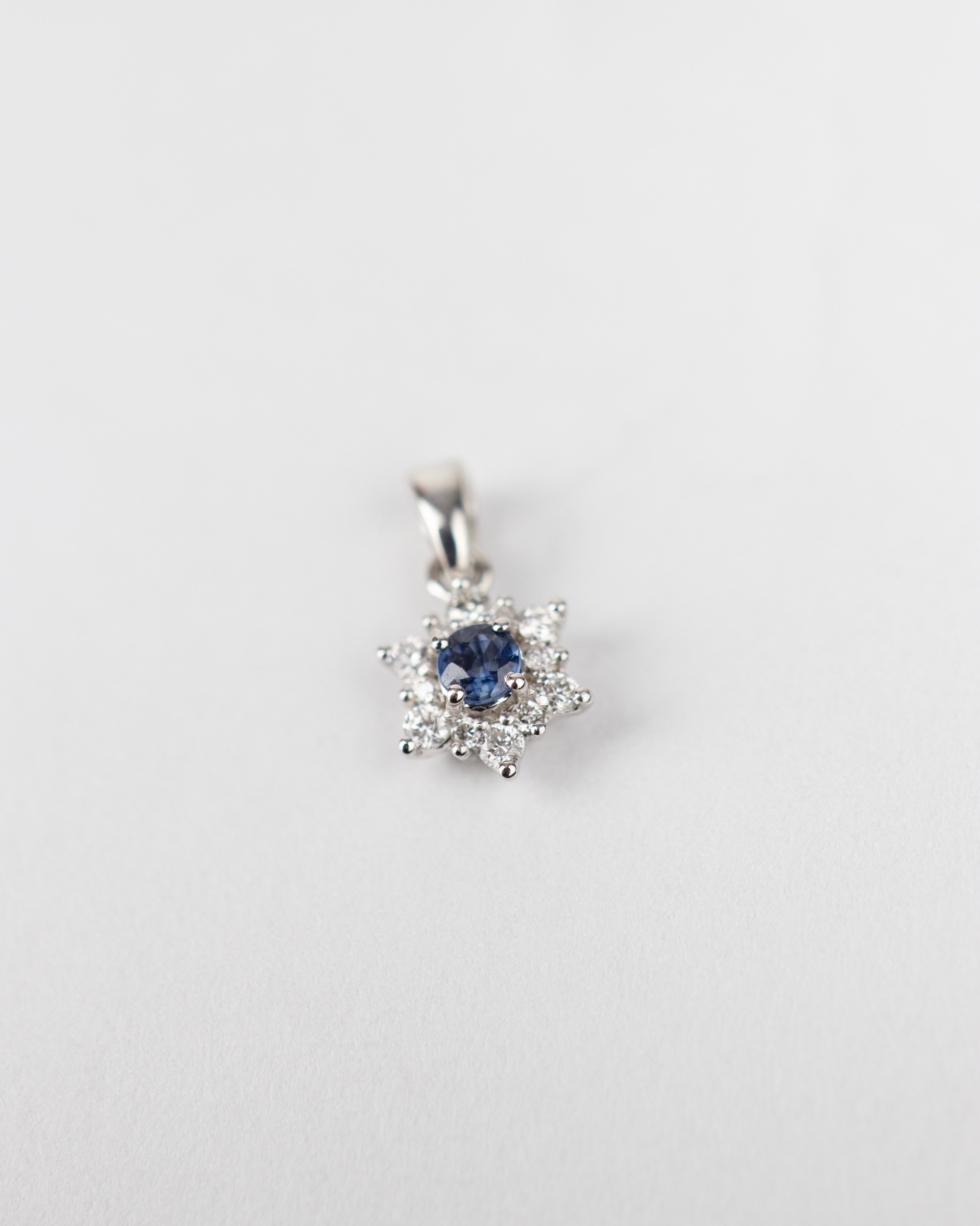 Dije estrella de zafiro & diamantes / 1 Zafiro / 12 Diamantes / Oro Blanco 18 K