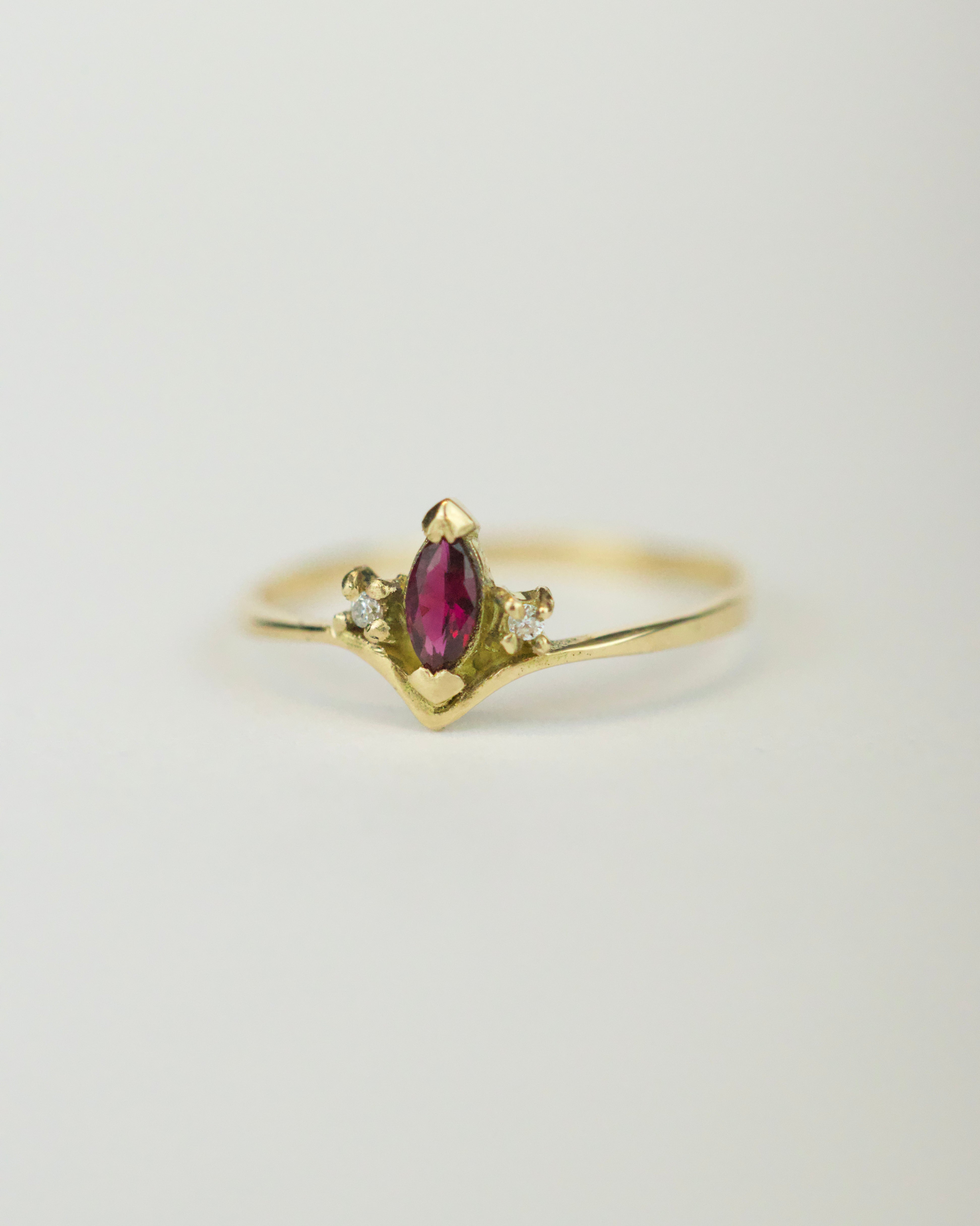 Anillo de Rubi / TALLA 6 / 1 Rubi / 2 moissanitas / Oro 18 K