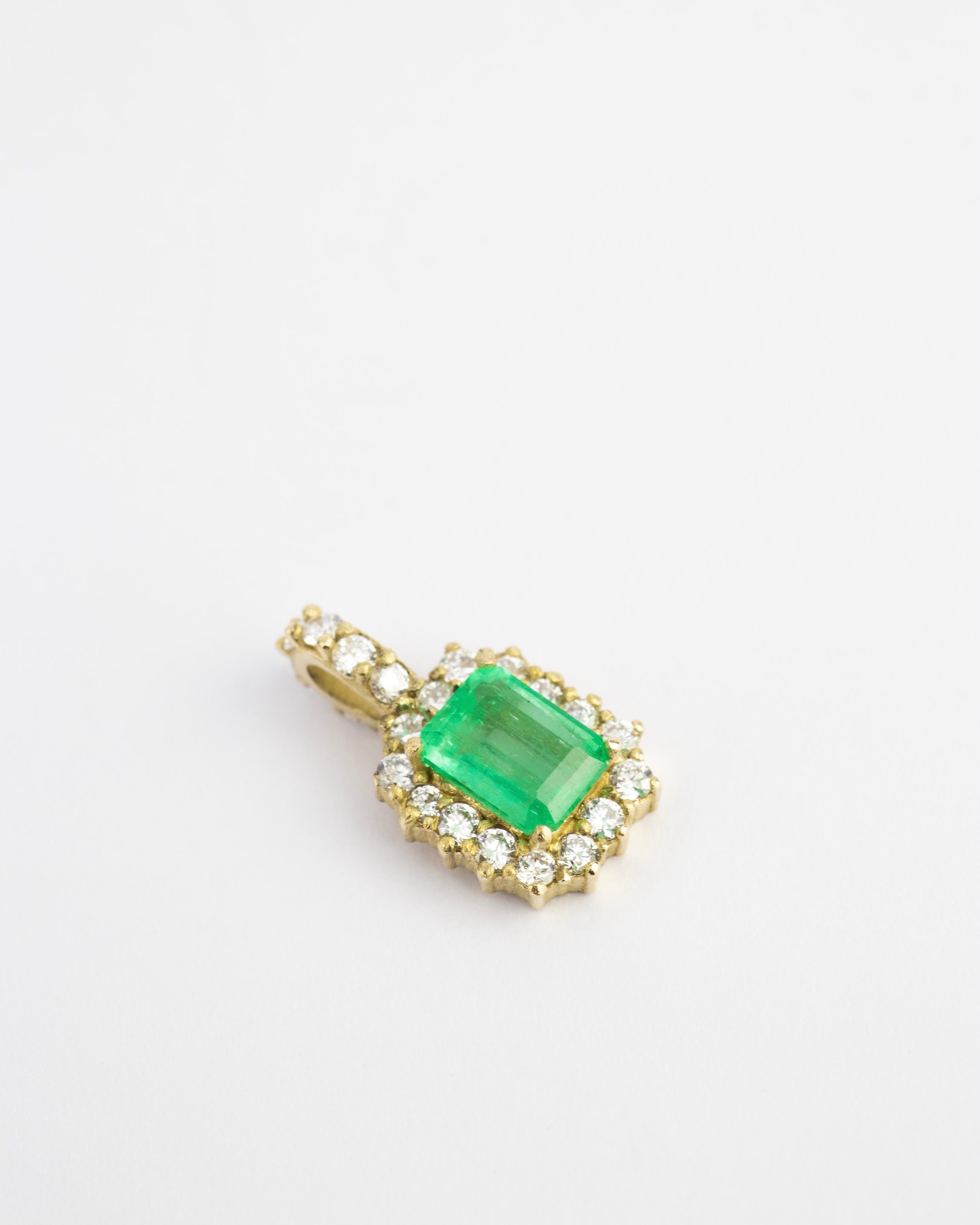 Dije de Esmeralda & diamantes / 1 Esmeralda / 21 diamantes / Oro 18 K