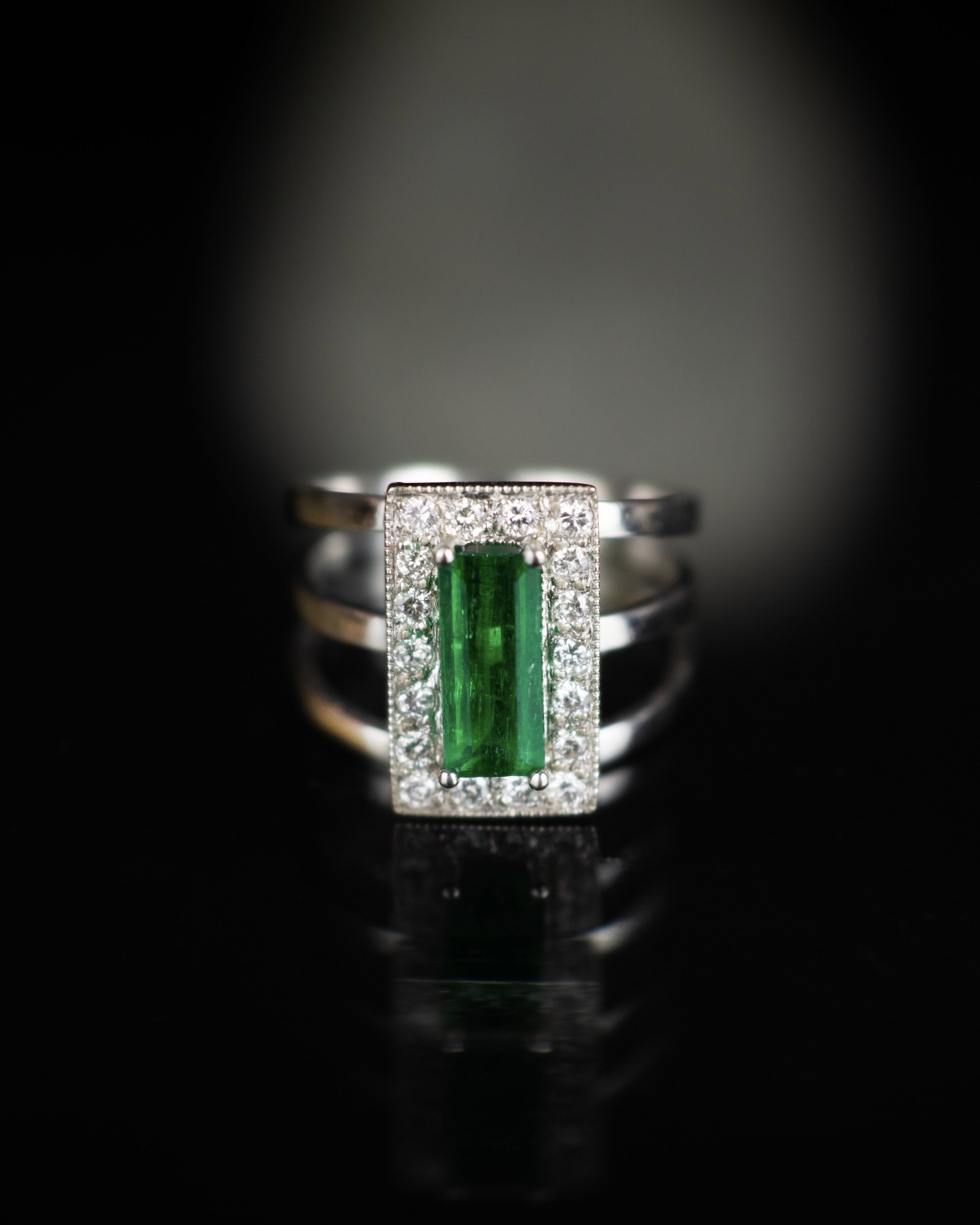 Anillo encanto de esmeralda con halo de diamantes / TALLA 7 / 1 Esmeralda / 18 Diamantes / Oro blanco 18 K