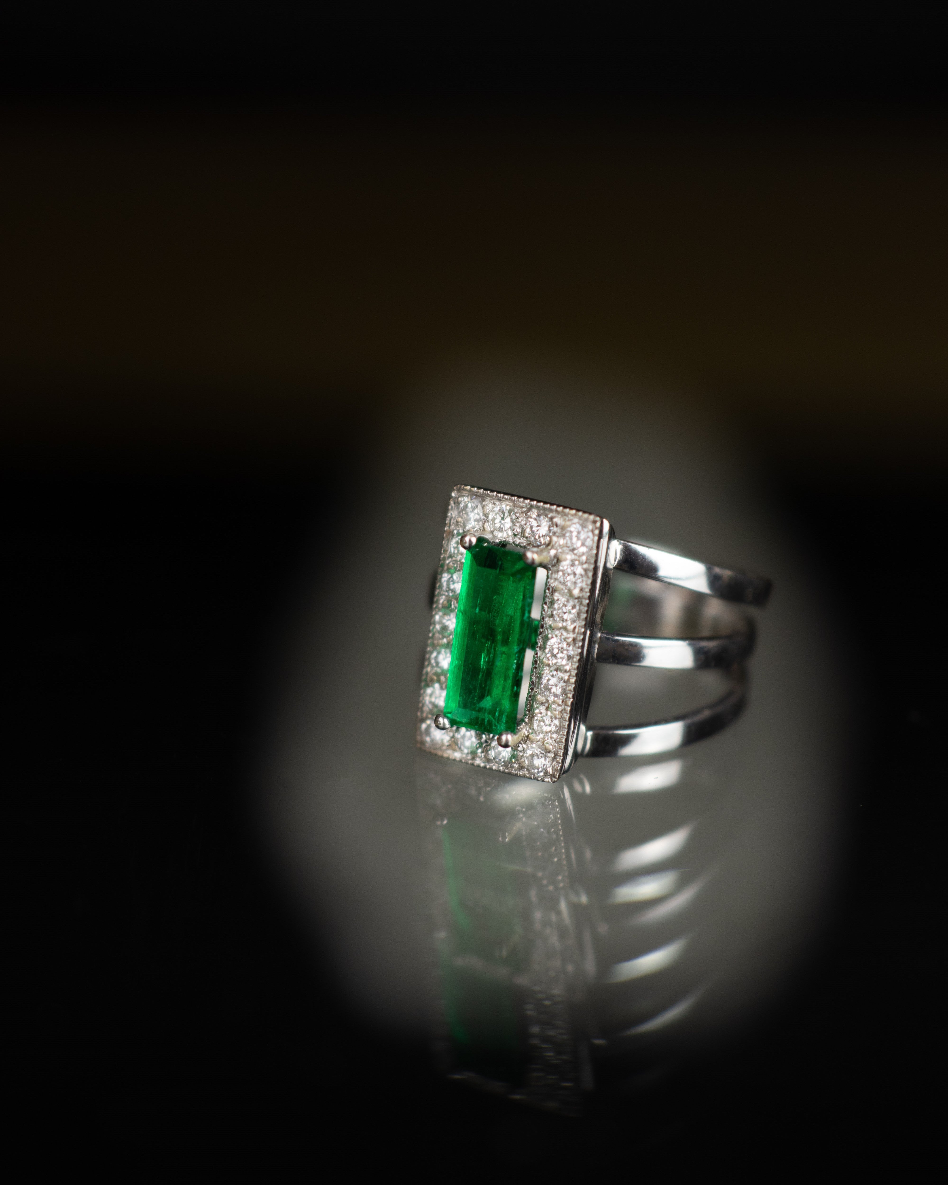 Anillo encanto de esmeralda con halo de diamantes / TALLA 7 / 1 Esmeralda / 18 Diamantes / Oro blanco 18 K