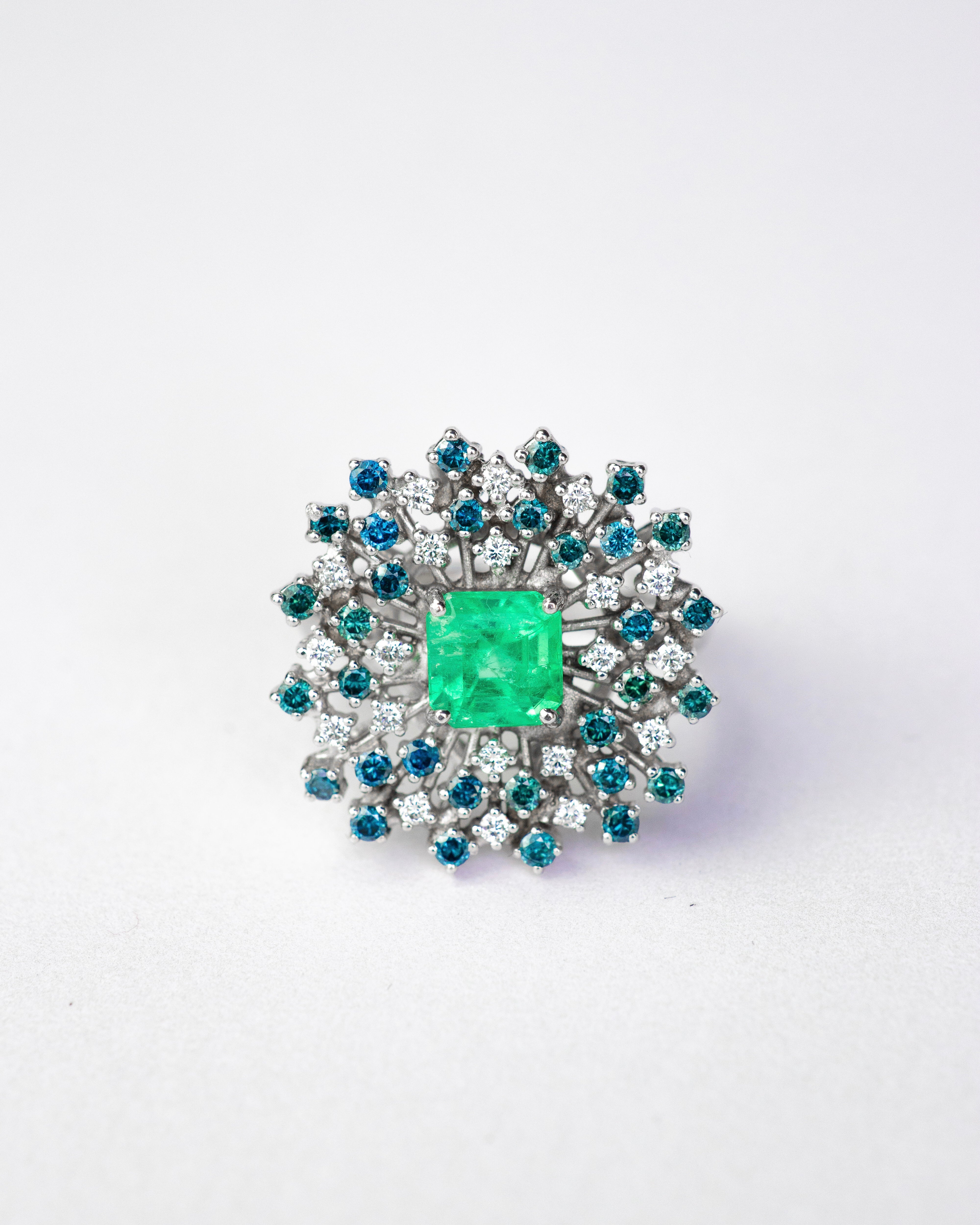 Dije & Broche de Esmeralda & Diamantes / 1 Esmeralda / 20 Diamantes Blancos / 32 Diamantes azules / Oro blanco 18 K
