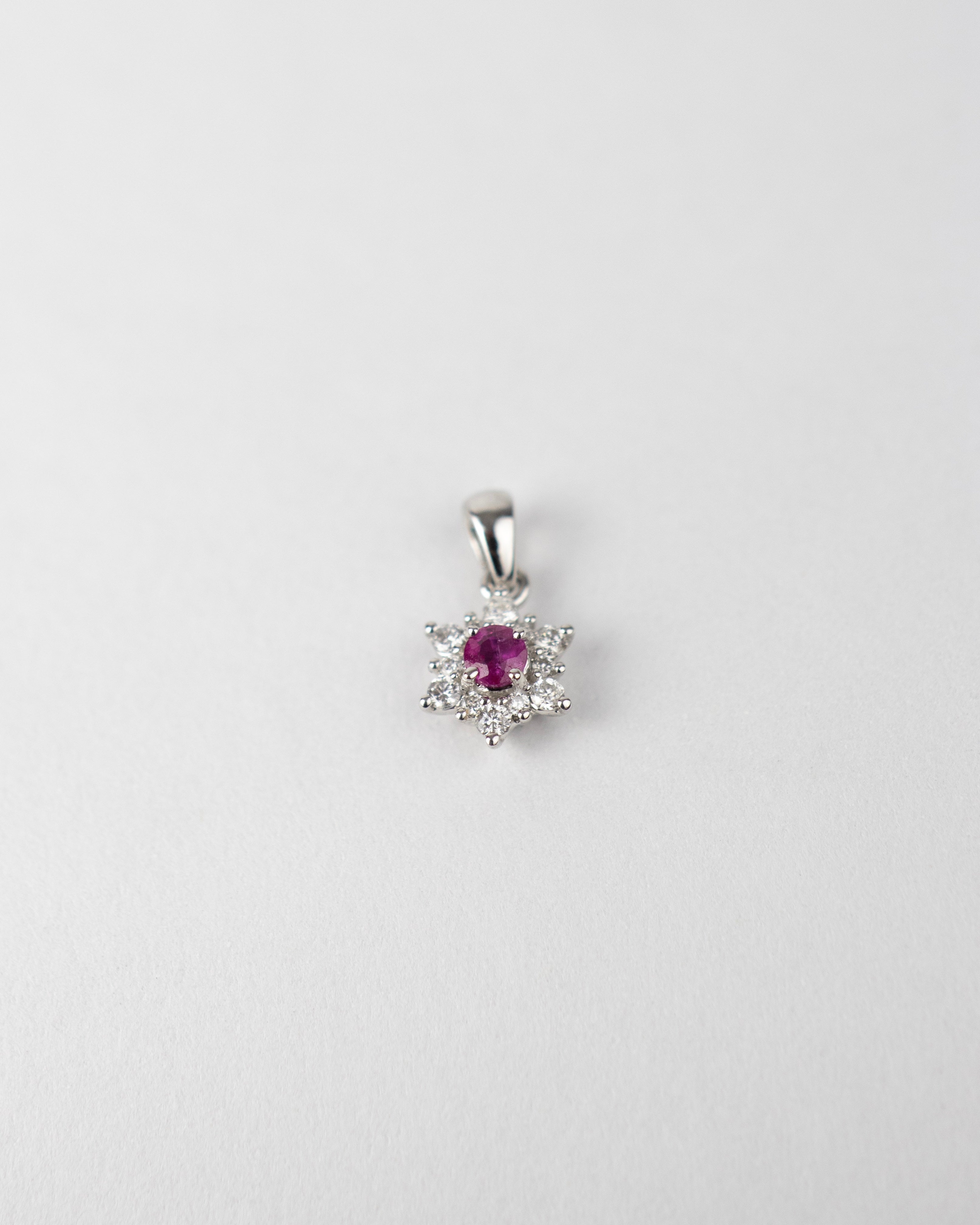 Dije estrella de Rubí & Diamantes / 1 Rubí / 12 Diamantes / Oro Blanco 18 K