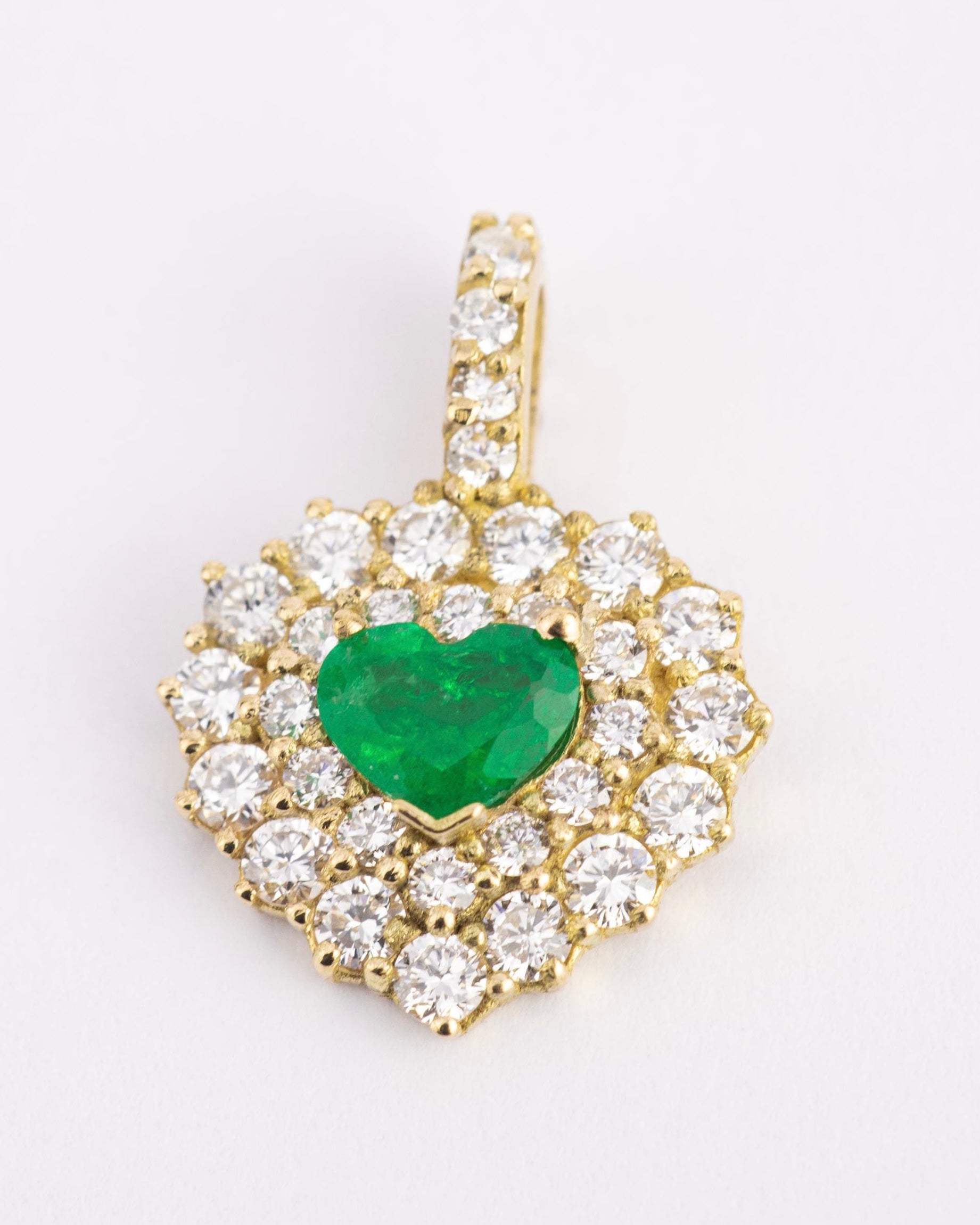 Dije corazón de Esmeralda / 1 Esmeralda / 35 diamantes naturales / Oro 18 K