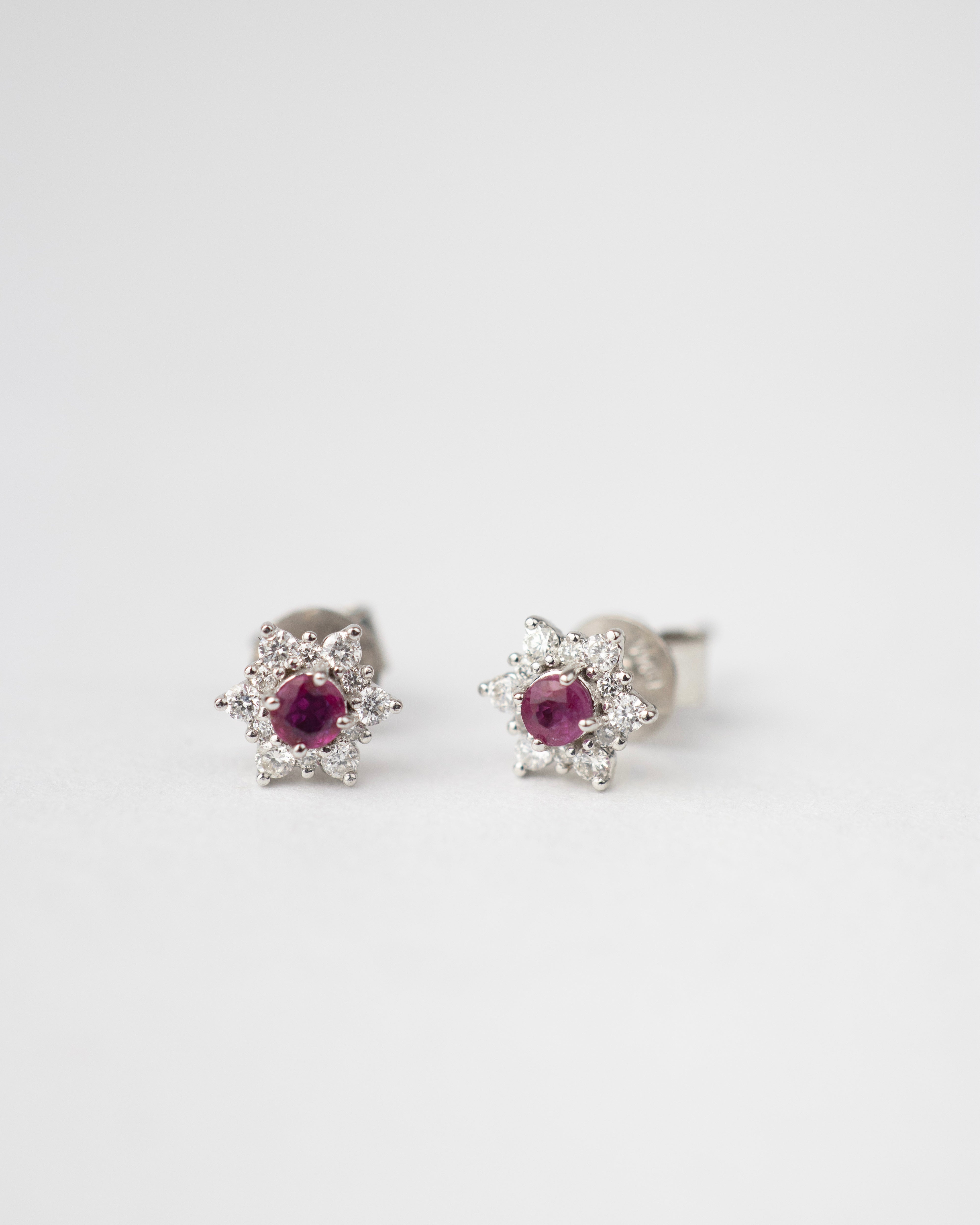 Topos Estrella de Rubí / 2 Rubíes/ 24 Diamantes / Oro Blanco 18 K