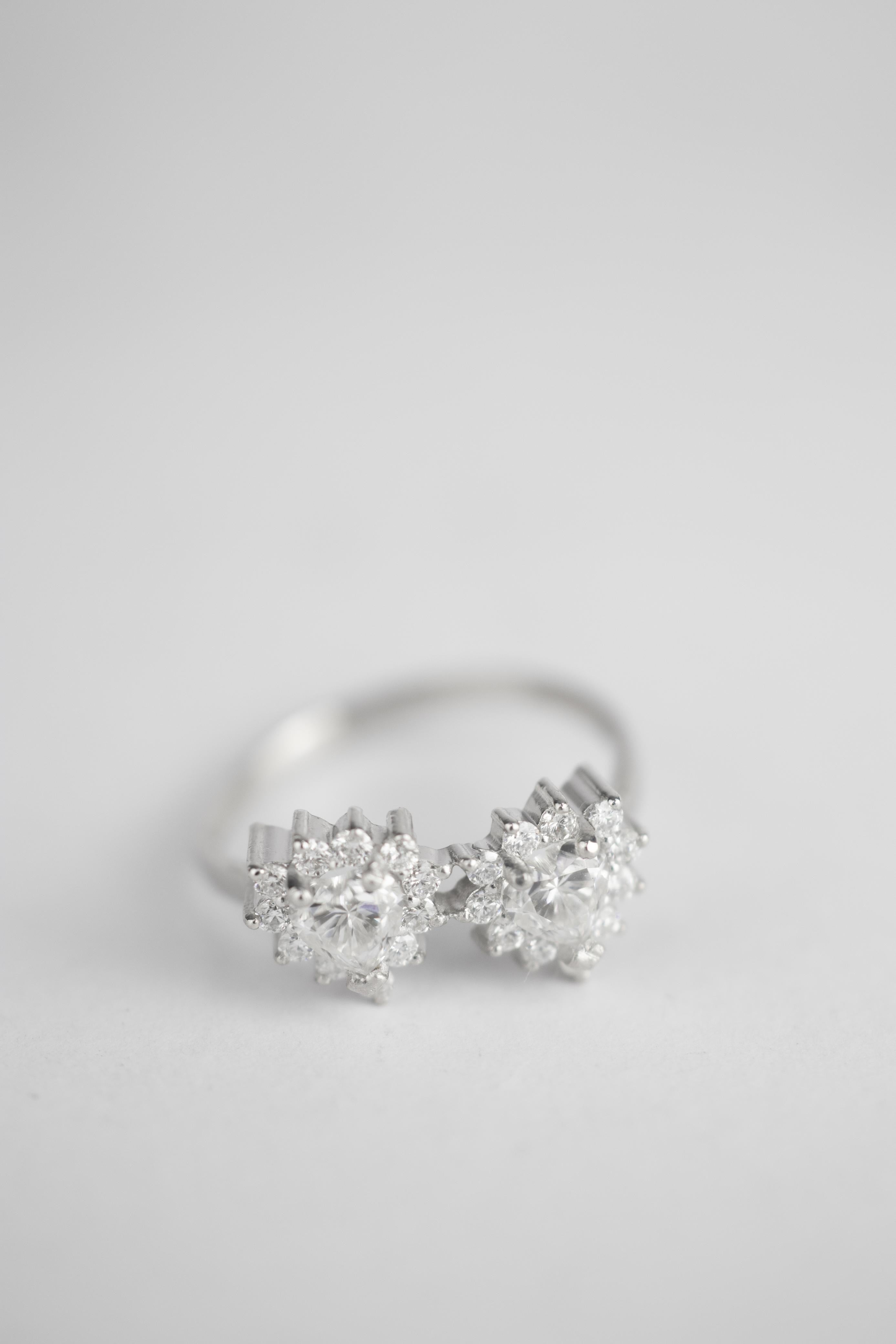 Anillos dúo de Corazones / TALLA 6 / 2 Moissanitas de corazón / 22 Diamantes / Oro Blanco 18 K