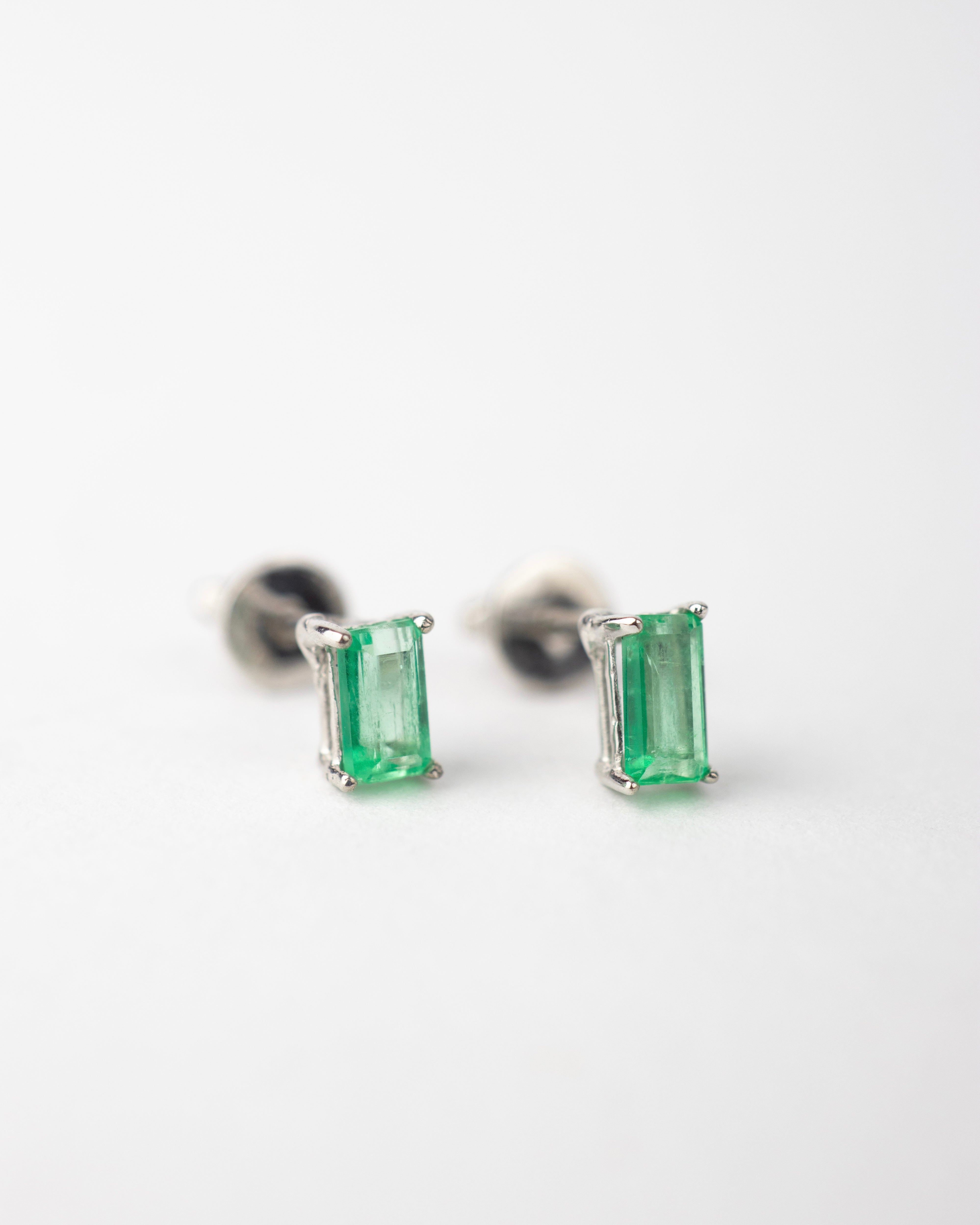 Topos de esmeralda / 2 Esmeraldas / Oro Blanco 18 K