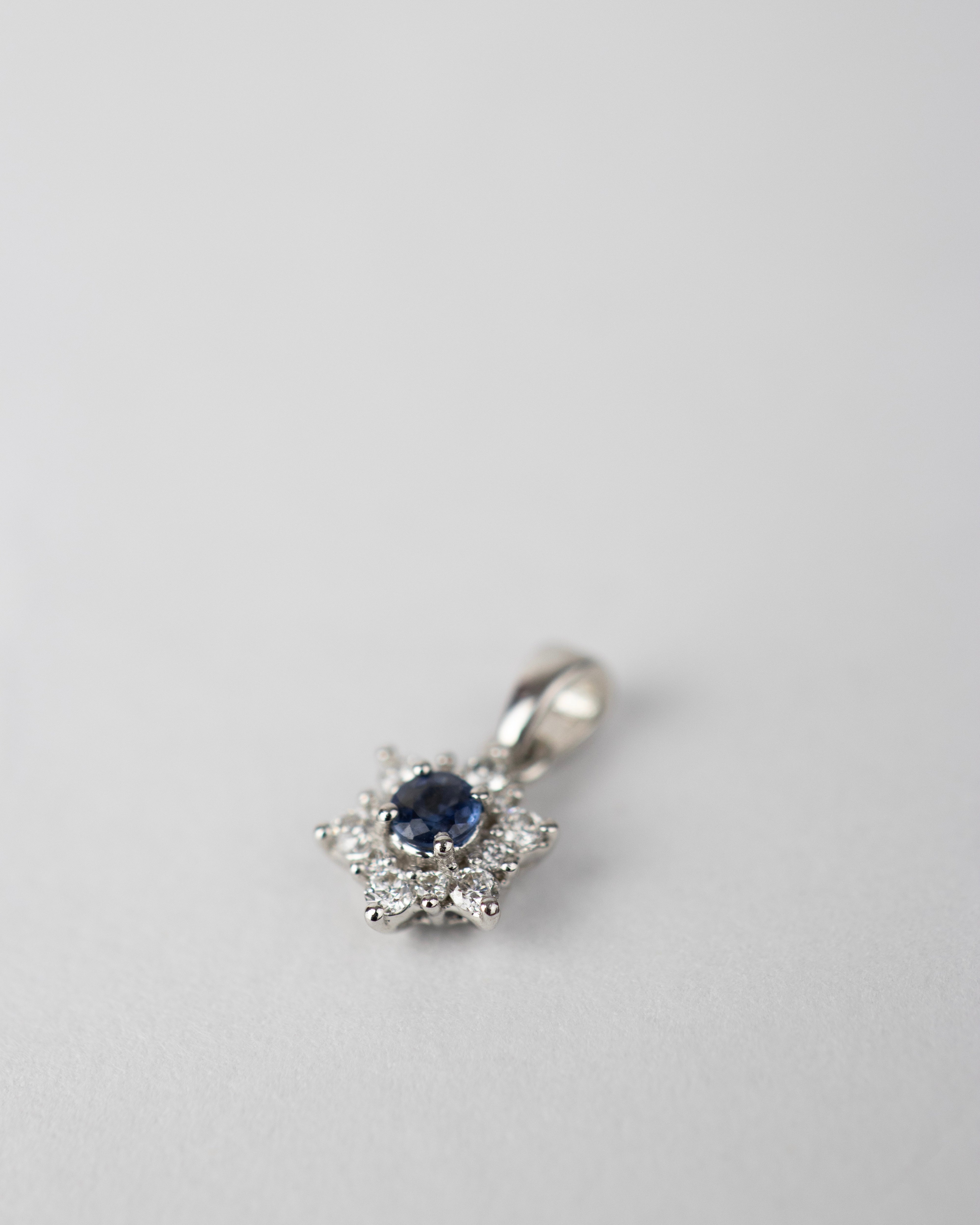 Dije estrella de zafiro & diamantes / 1 Zafiro / 12 Diamantes / Oro Blanco 18 K