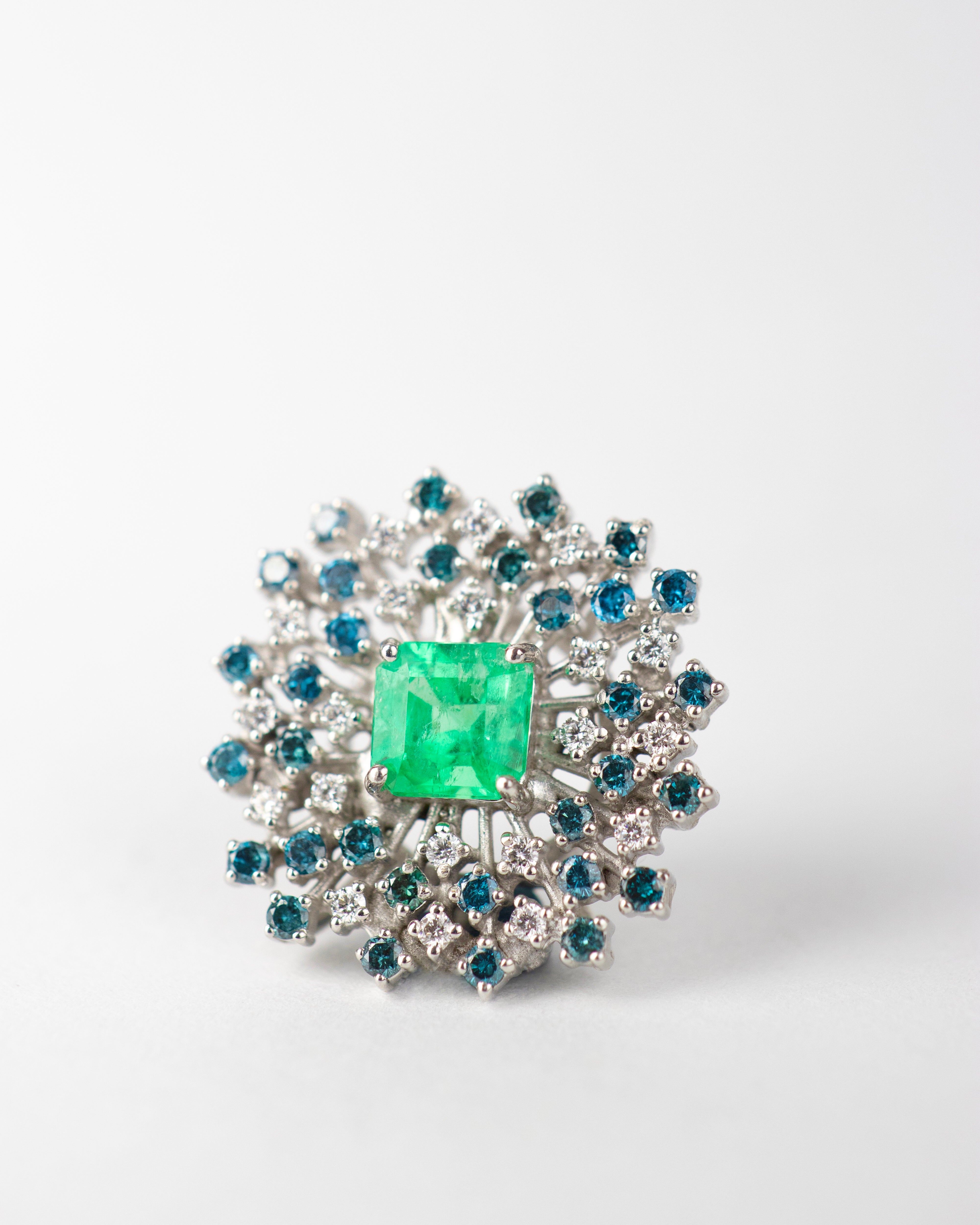 Dije & Broche de Esmeralda & Diamantes / 1 Esmeralda / 20 Diamantes Blancos / 32 Diamantes azules / Oro blanco 18 K