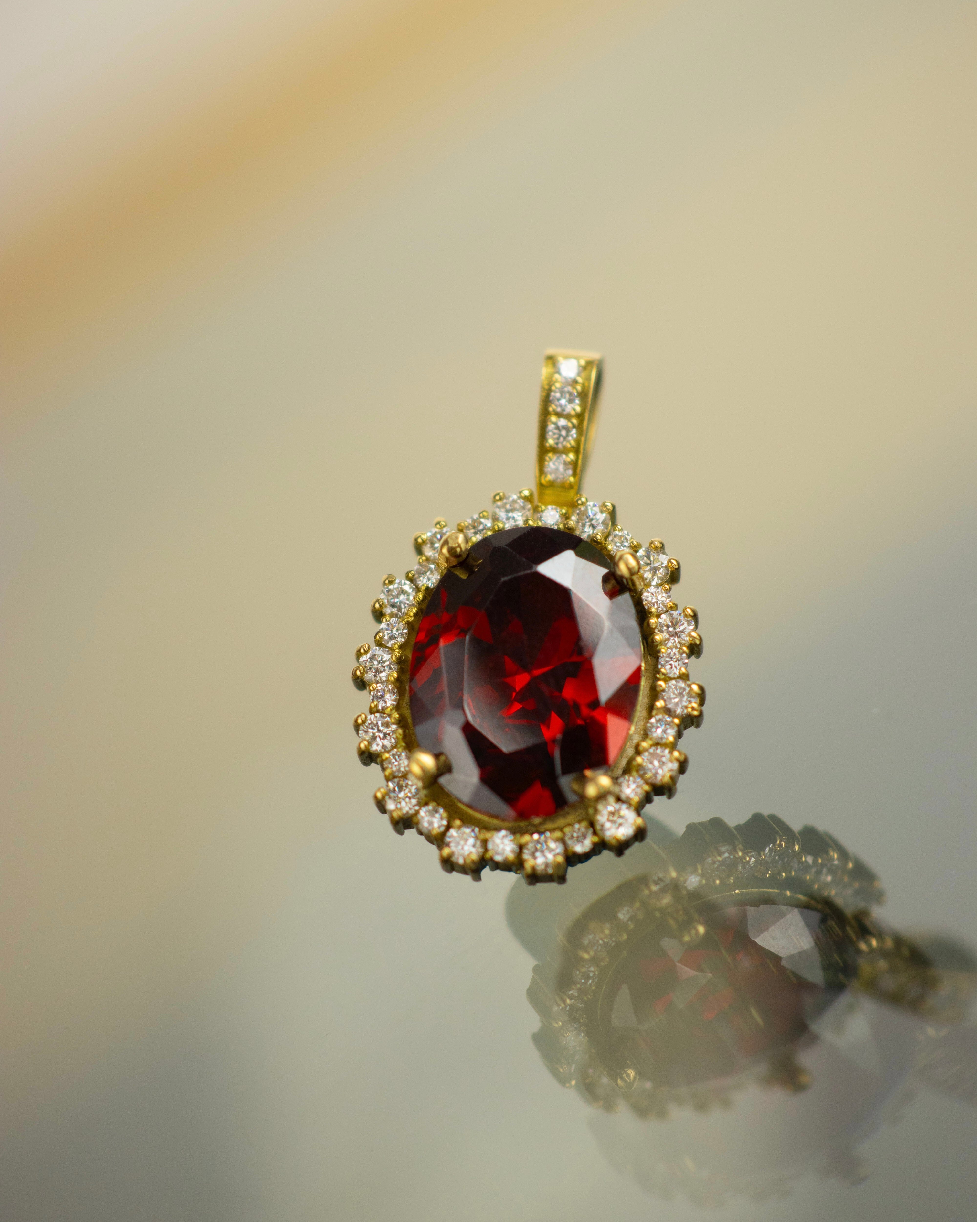 Dije Garnet rojo & Diamantes / 1 Garnet Rojo / 32 Diamantes / Oro 18 K