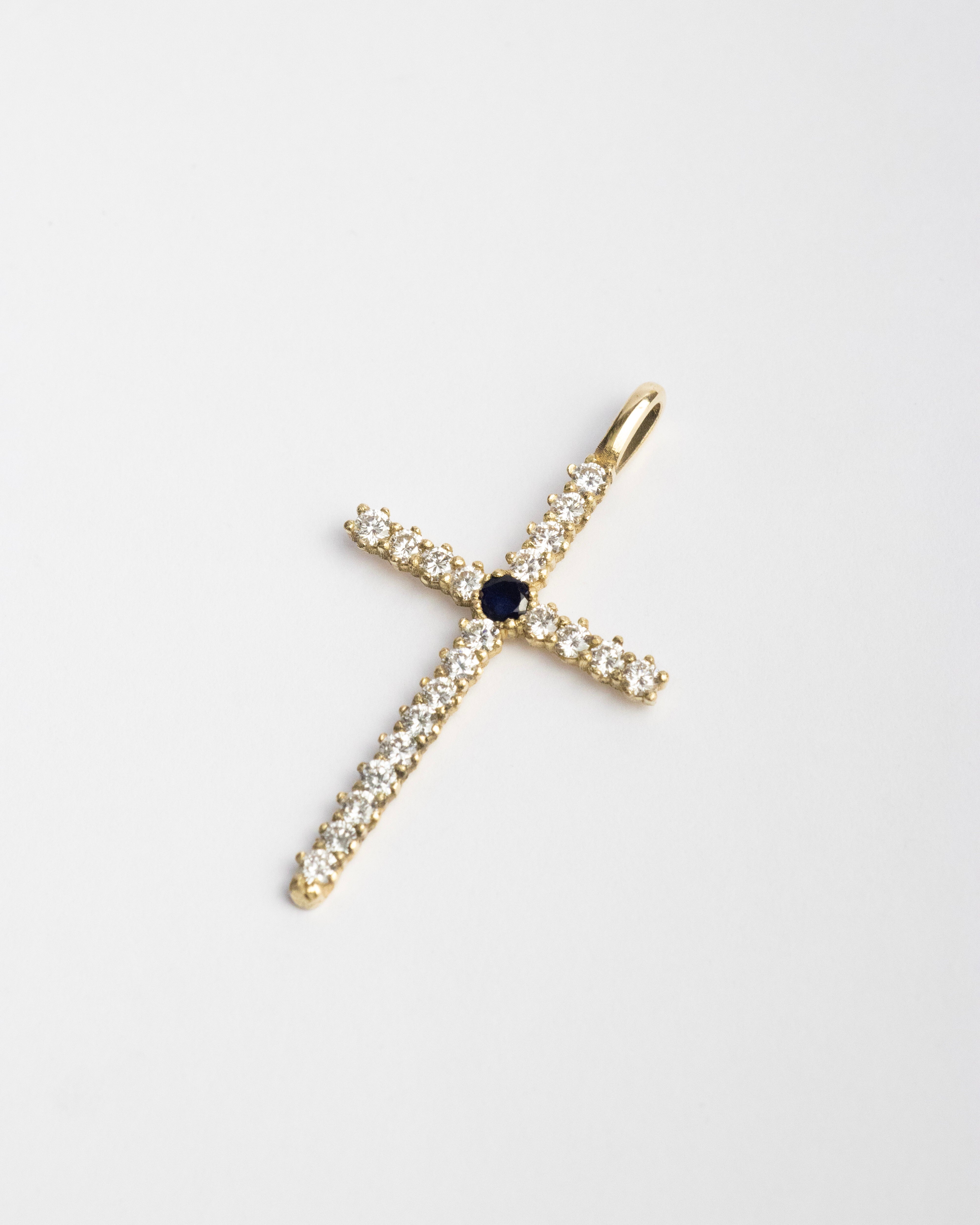 Dije cruz de diamantes & zafiro / 21 Diamantes / 1 Zafiro / Oro 18 K