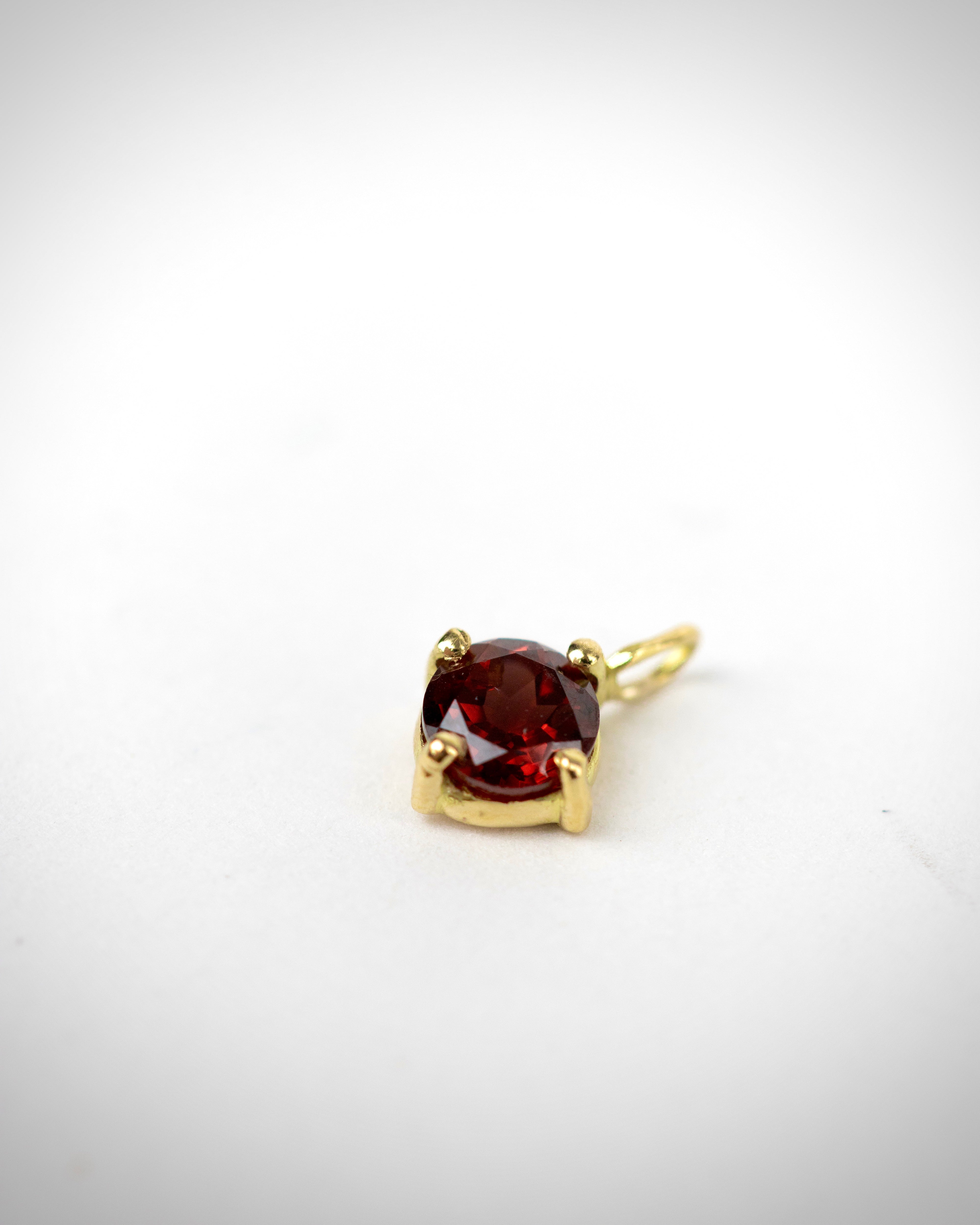 Dije Garnet Rojo / 1 Garnet Rojo / Oro 18 K