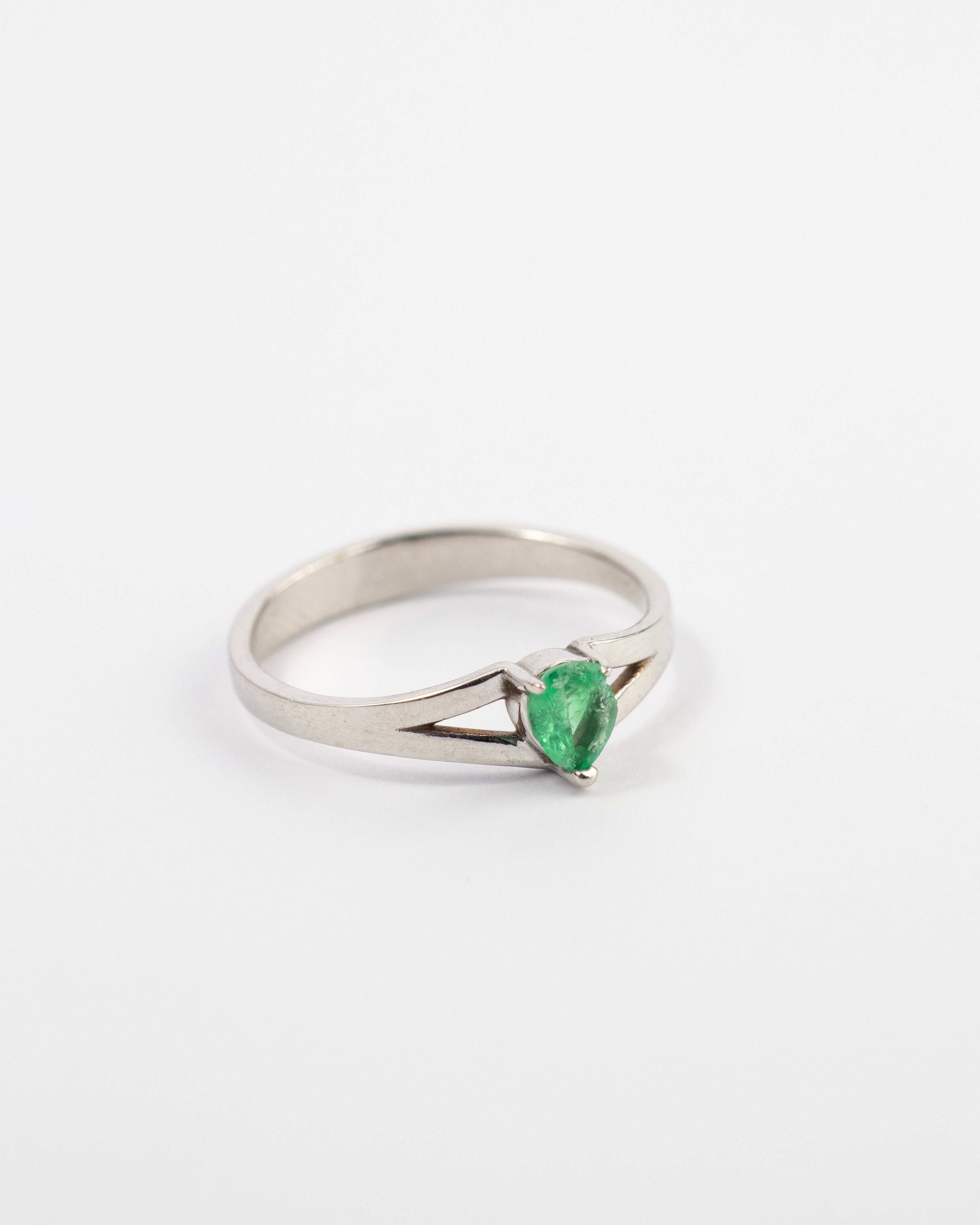 Anillo esmeralda en lagrima / TALLA 6 / 1 Esmeralda / Oro blanco 18 K
