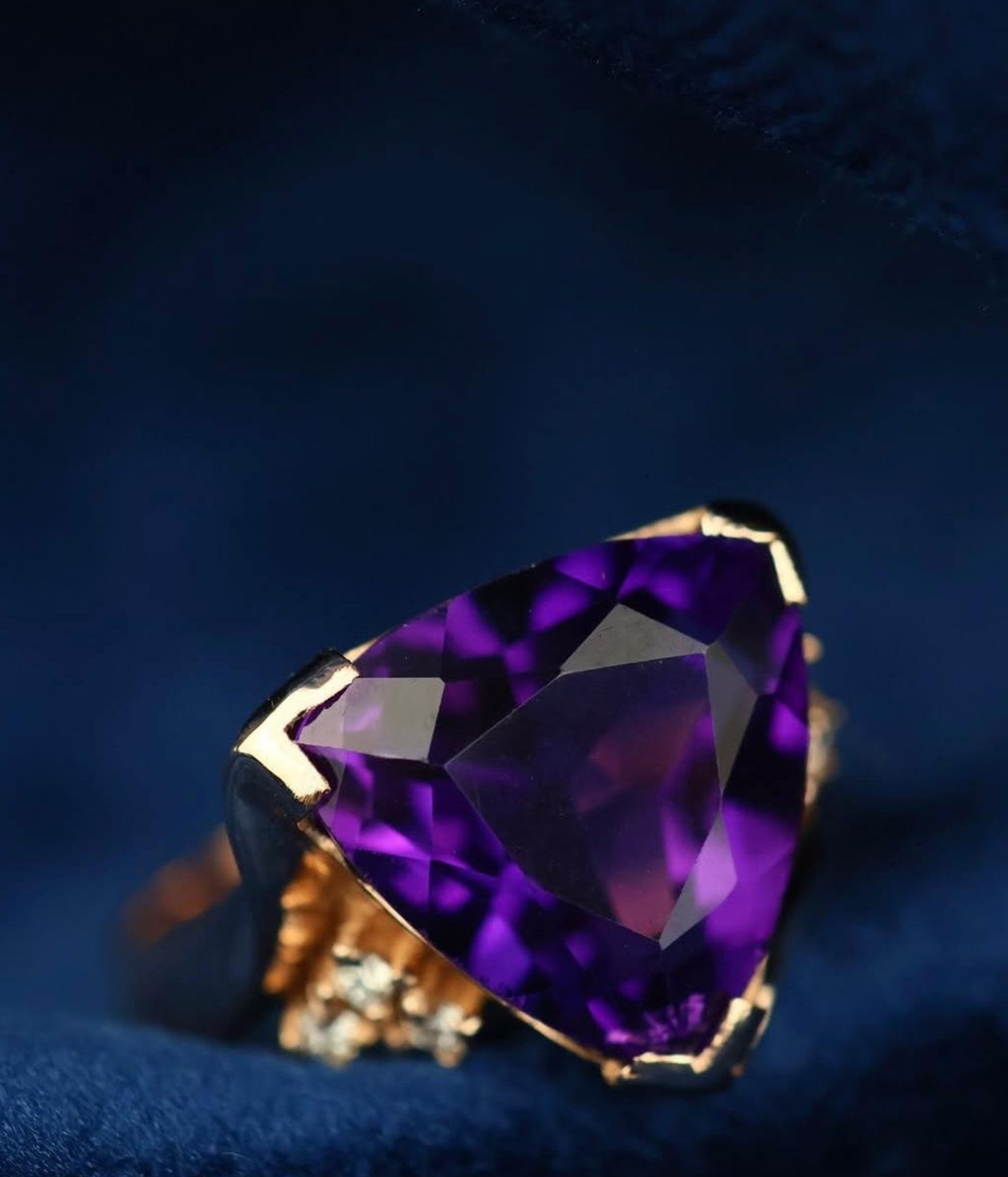 Anillo de amatista y diamantes / TALLA 5 - 6 / 1 Amatista / 6 diamantes / Oro 18 K