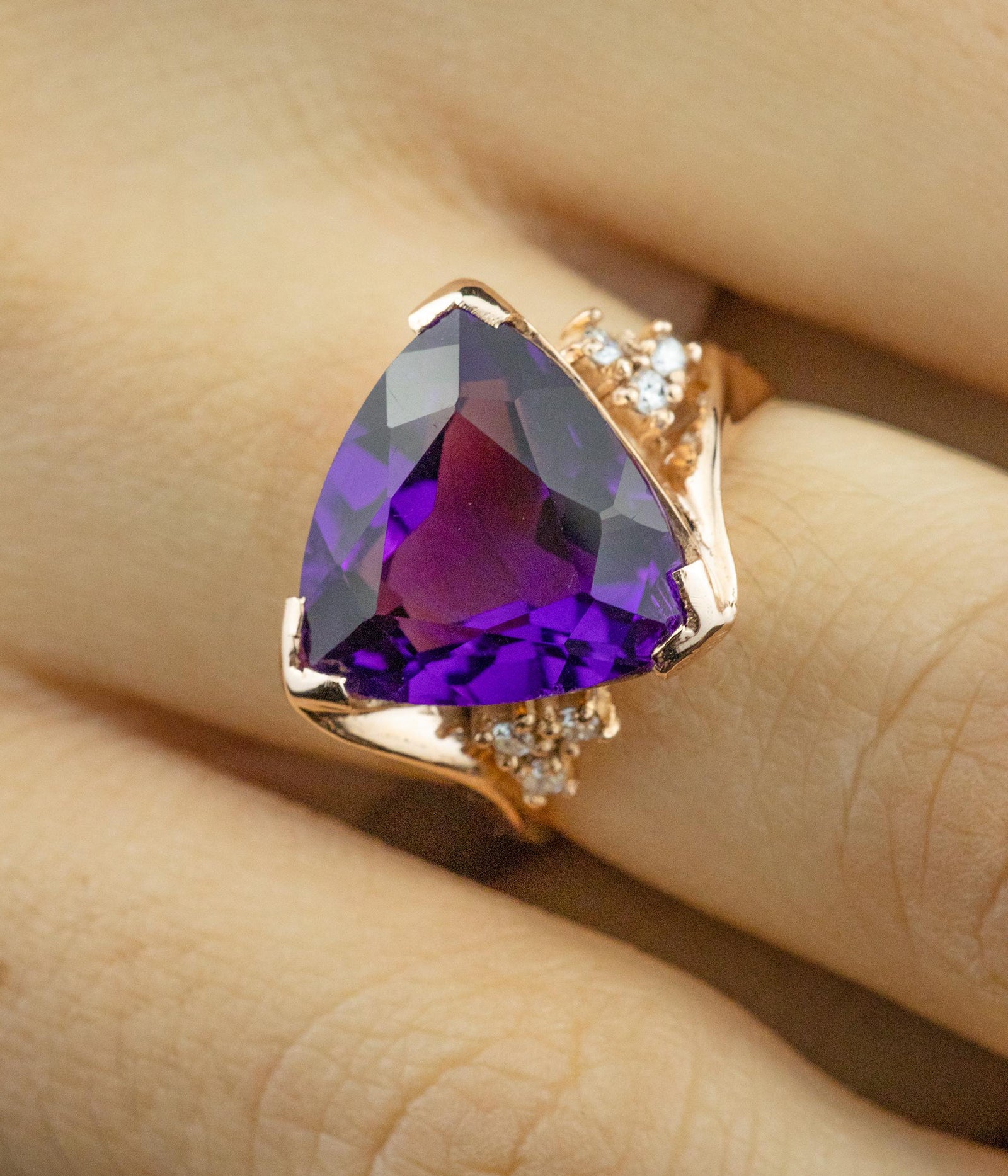 Anillo de amatista y diamantes / TALLA 5 - 6 / 1 Amatista / 6 diamantes / Oro 18 K