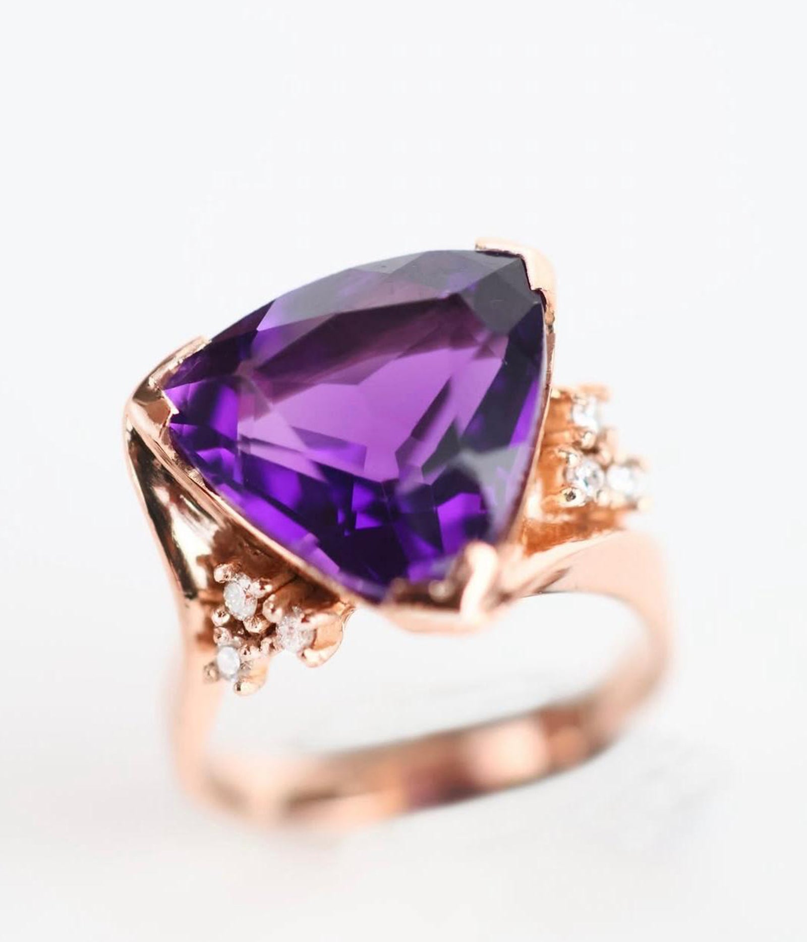Anillo de amatista y diamantes / TALLA 5 - 6 / 1 Amatista / 6 diamantes / Oro 18 K