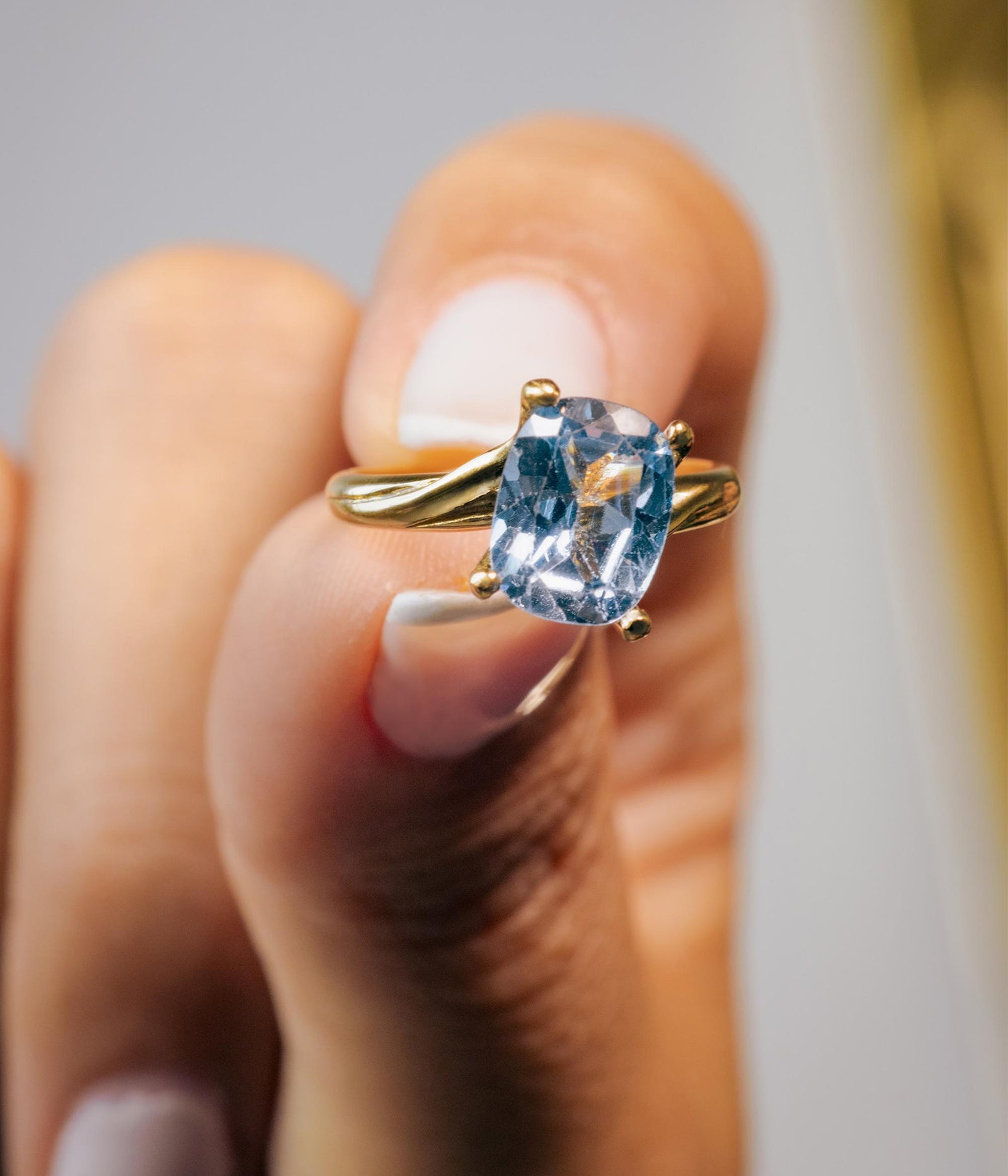 Anillo con topacio azul / TALLA 4 - 5 / 1 topacio azul / Oro 18 K
