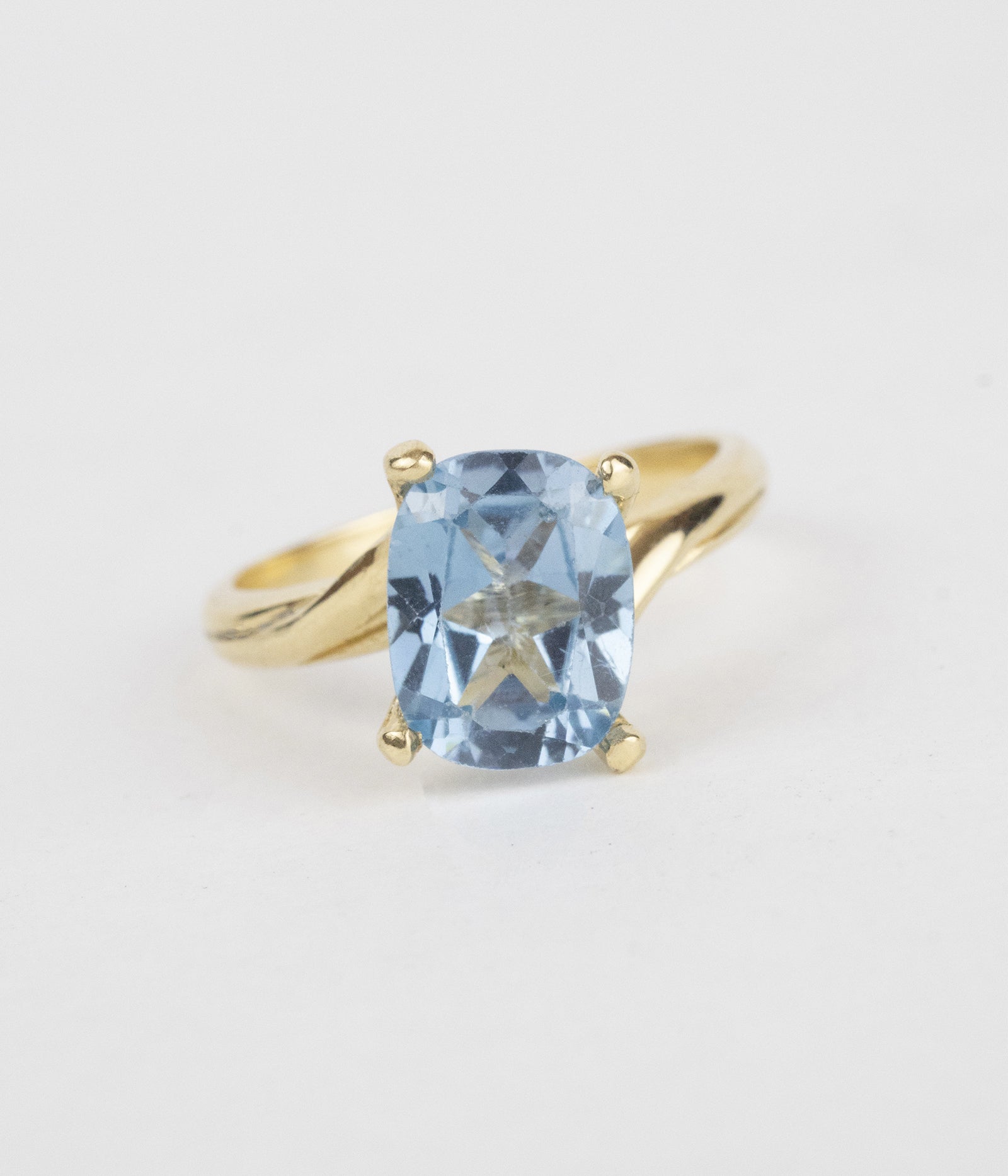 Anillo con topacio azul / TALLA 4 - 5 / 1 topacio azul / Oro 18 K