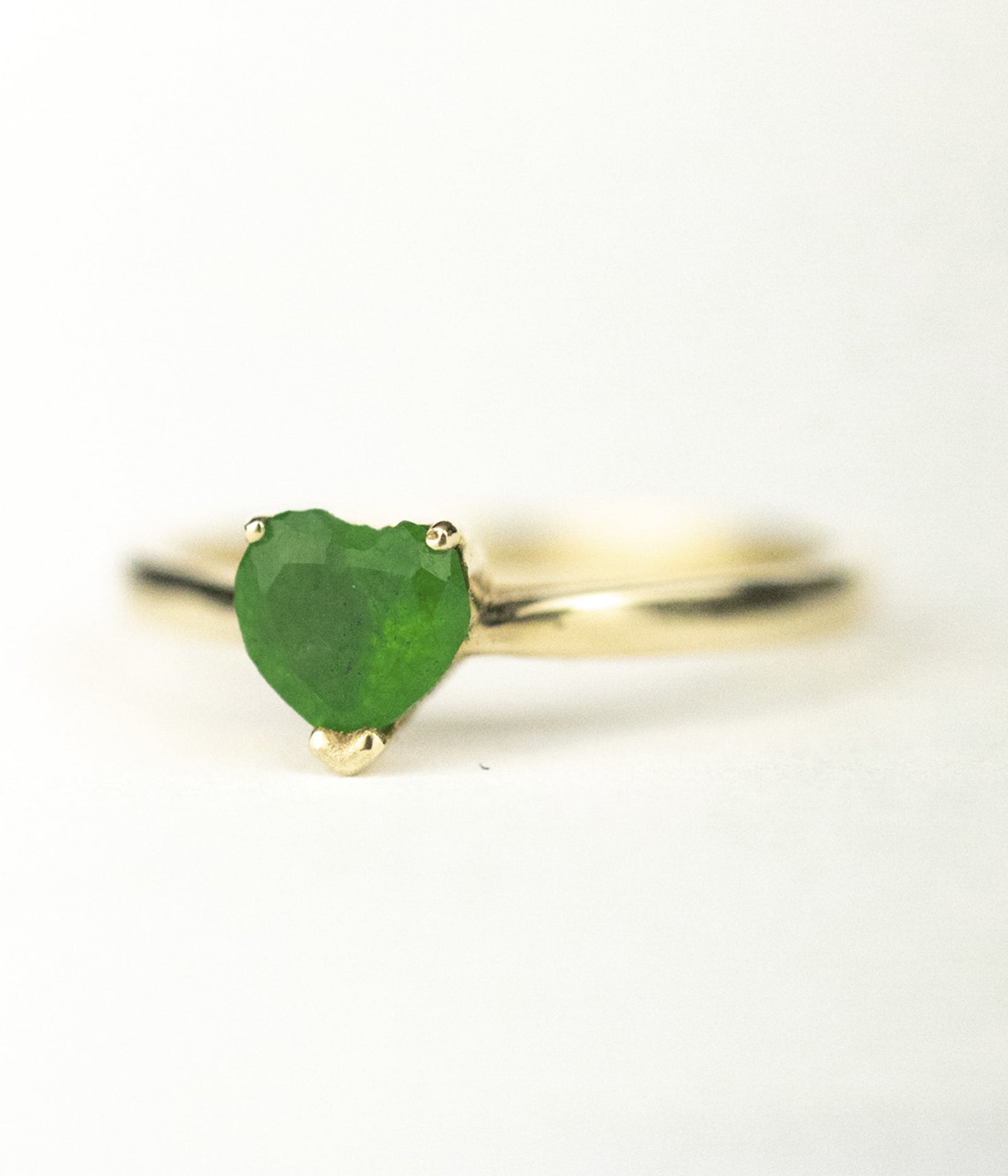Anillo de esmeralda en forma de corazon / TALLA 5 - 6 / Oro 18 K