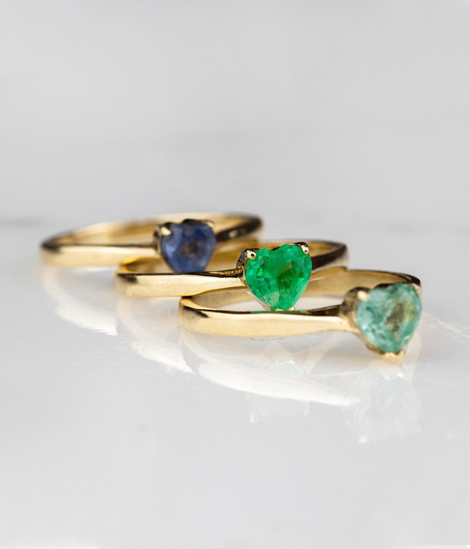 Anillo de esmeralda en forma de corazon / TALLA 5 - 6 / Oro 18 K