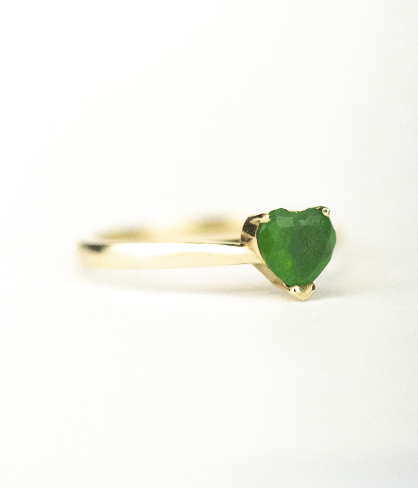 Anillo de esmeralda en forma de corazon / TALLA 5 - 6 / Oro 18 K