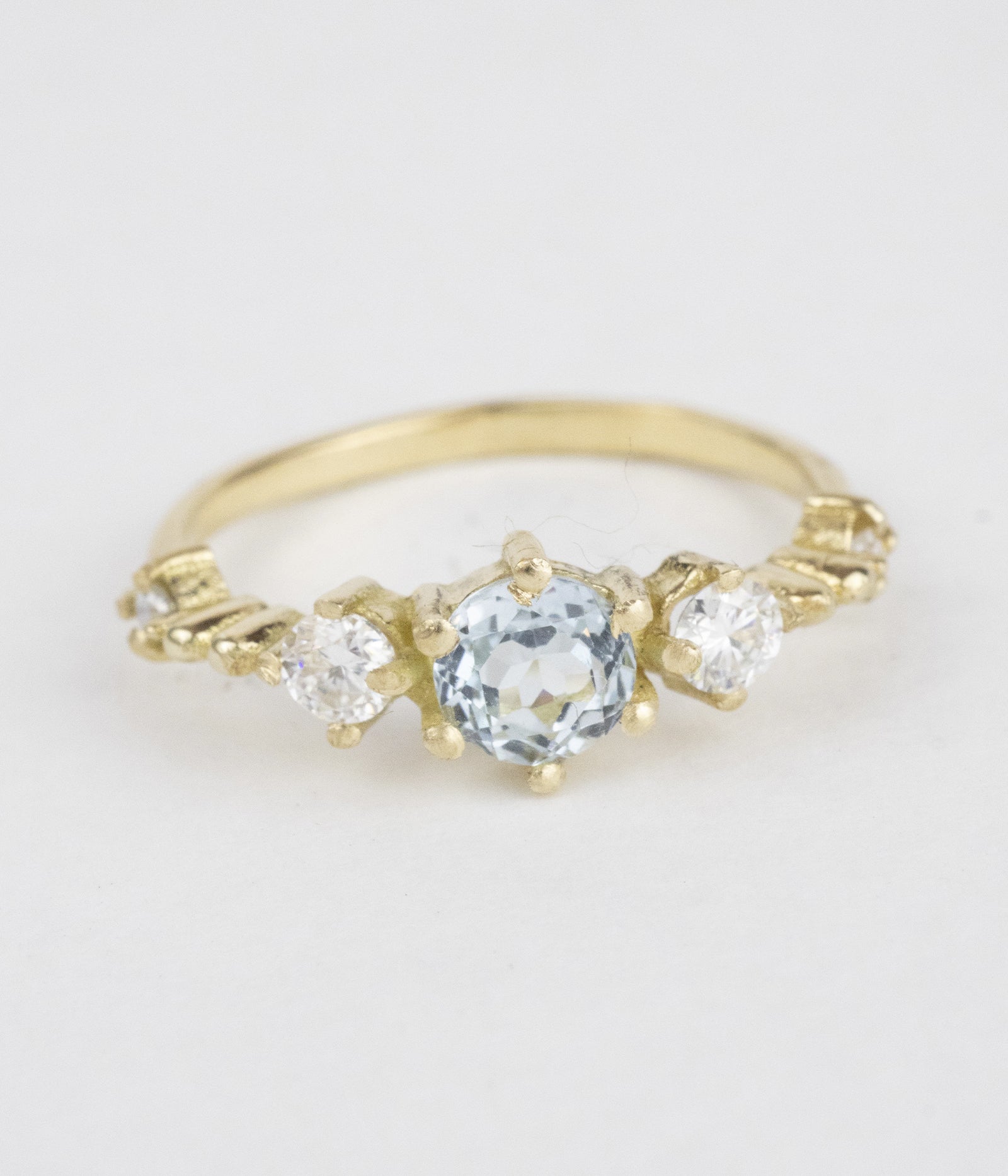 Anillo de aguamarina y moissanitas / TALLA 5 - 6 / 1 Aguamarina / 4 moissanitas / Oro 18 K