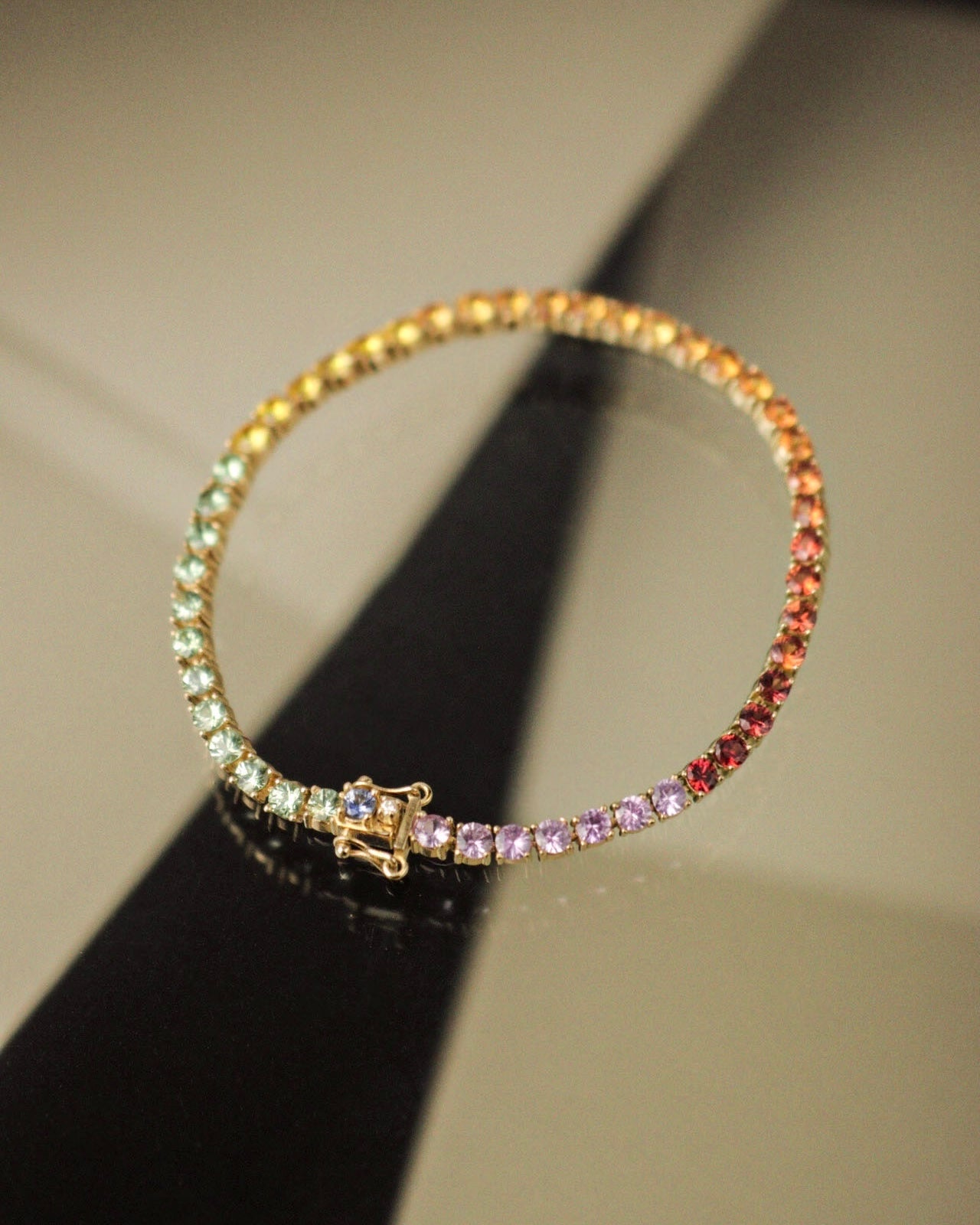 Pulsera Rainbow / Medida 18 CM / 48 Zafiros / 1 Diamante / Oro 18 k