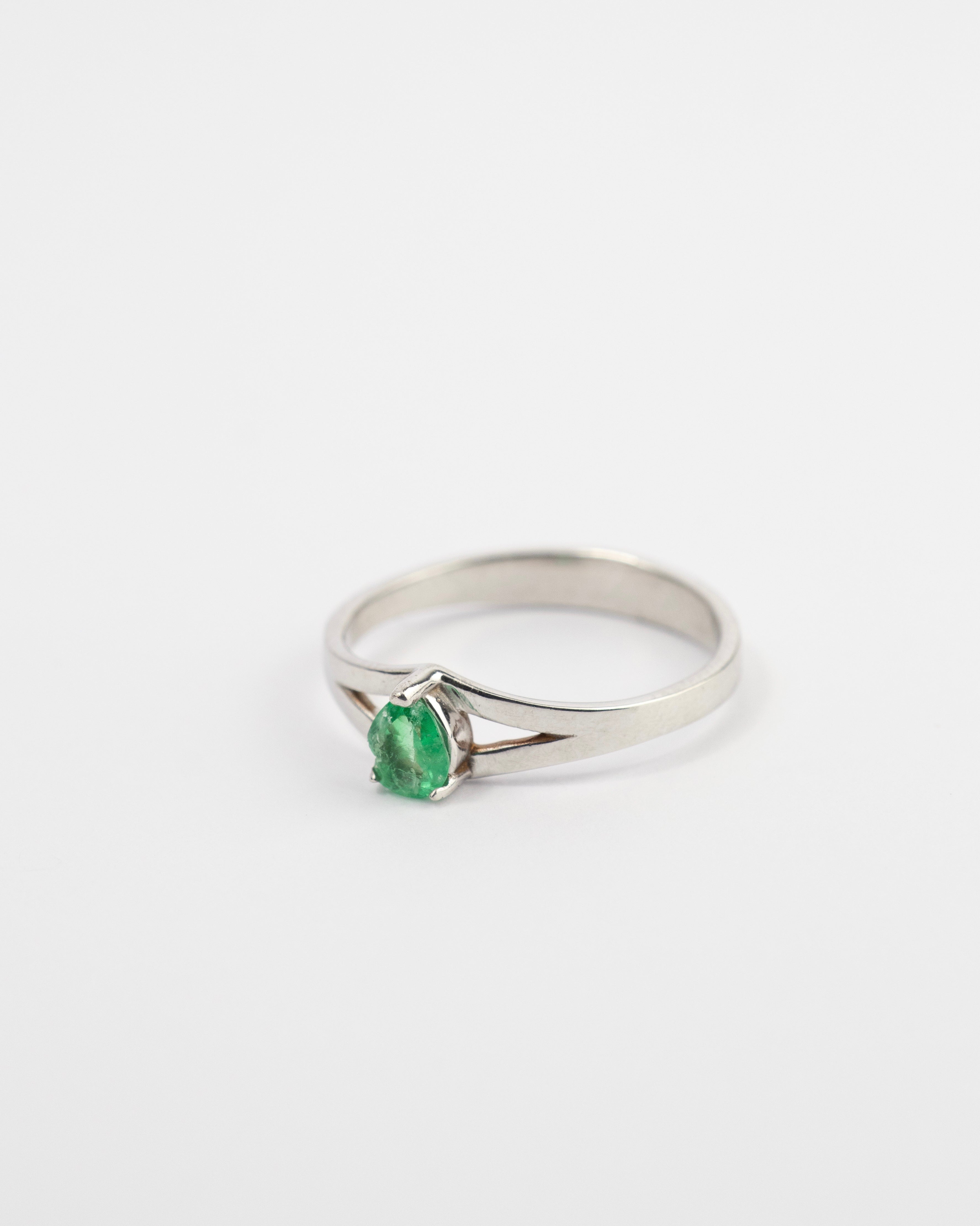 Anillo esmeralda en lagrima / TALLA 6 / 1 Esmeralda / Oro blanco 18 K